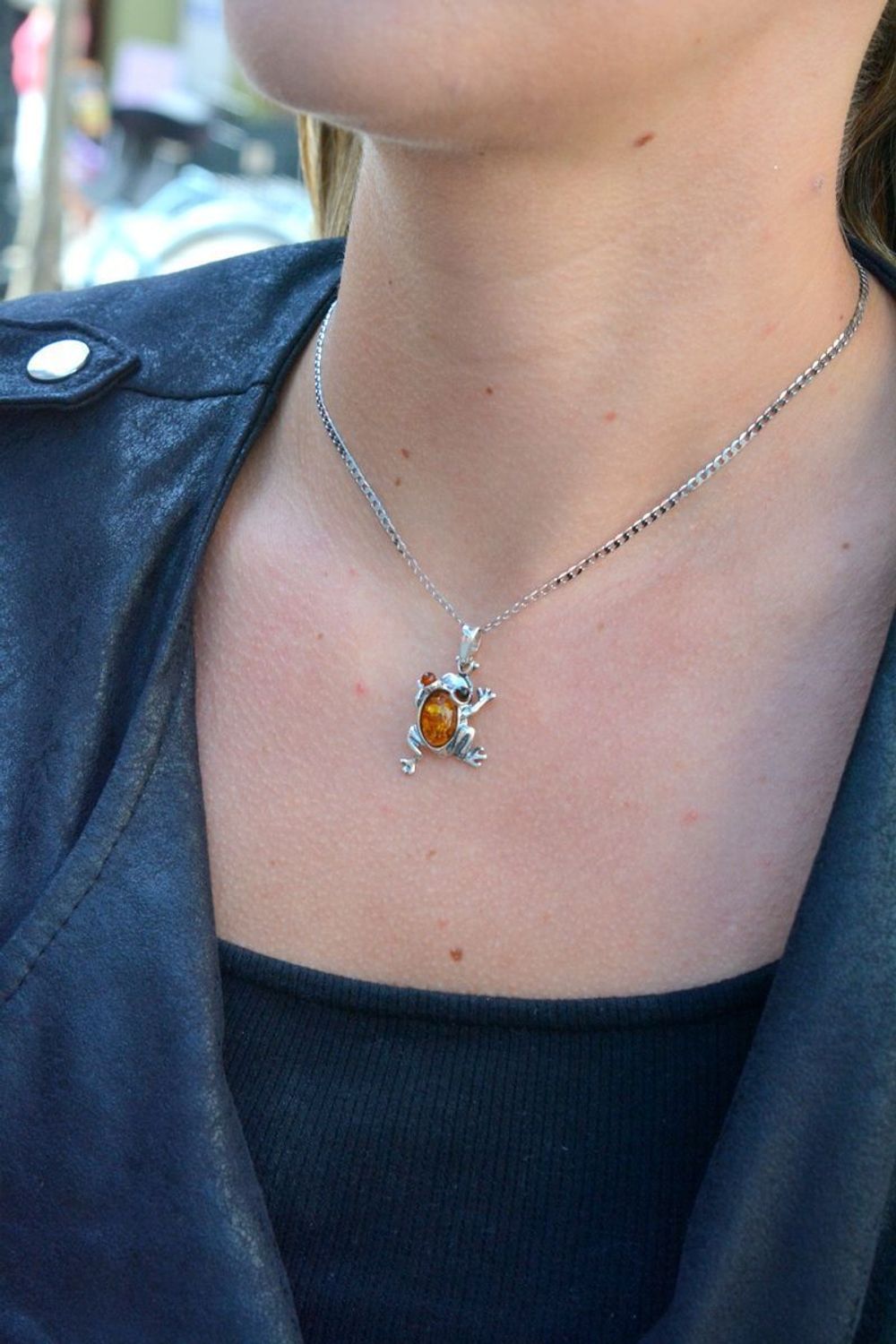 Zawieszka srebrna żaba z bursztynem DIA-ZAW-7123-925. Bursztyn wprawiono w najwyższej jakości srebro o próbie 925, kruszec od wielu setek lat symbolizujący głębię emocjonalną, duchowość i żeńską energię.jpg