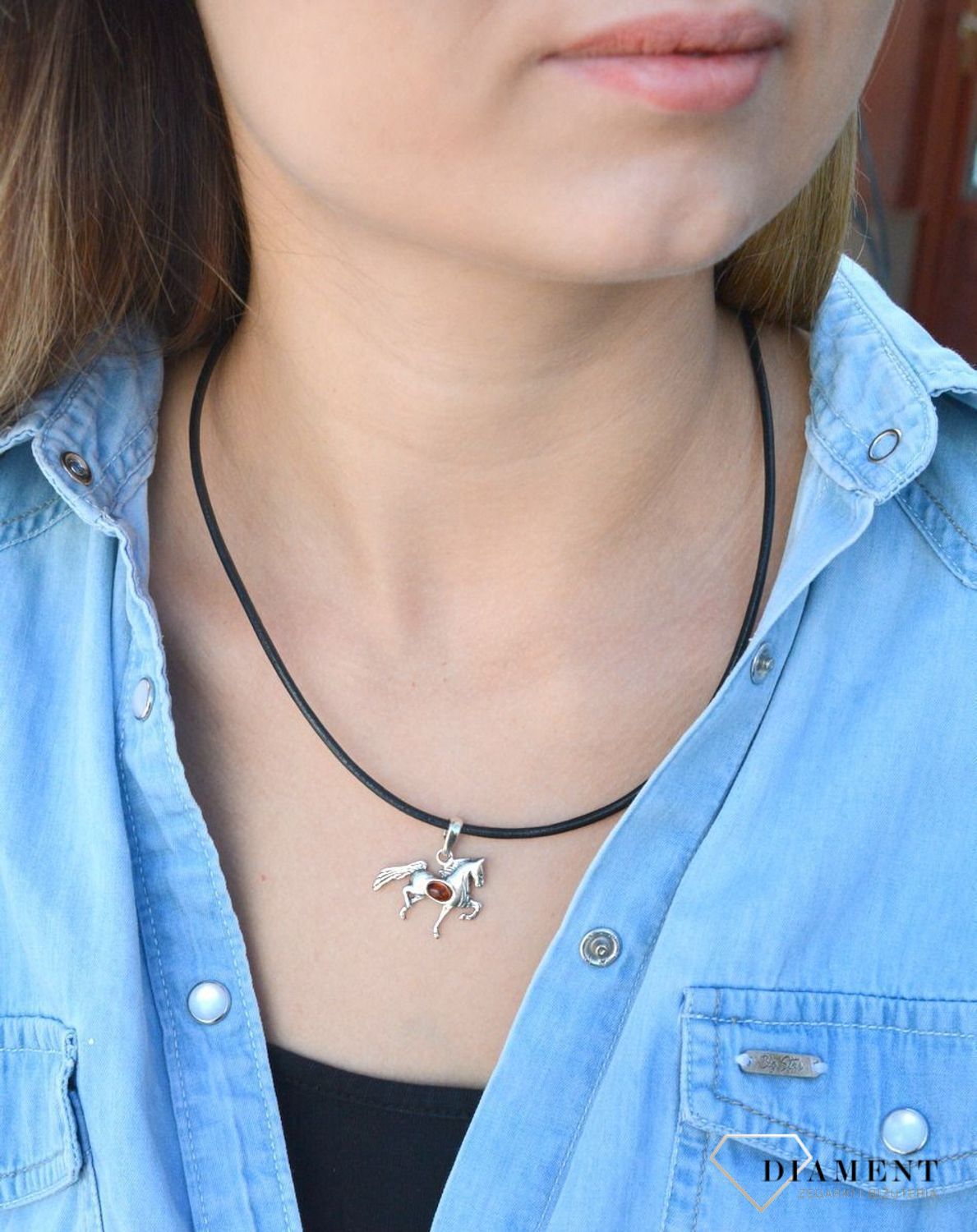 Zawieszka srebrna koń z bursztynem DIA-ZAW-7124-925. Bursztyn wprawiono w najwyższej jakości srebro o próbie 925, kruszec od wielu setek lat symbolizujący głębię emocjonalną, duchowość i żeńską energię.jpg