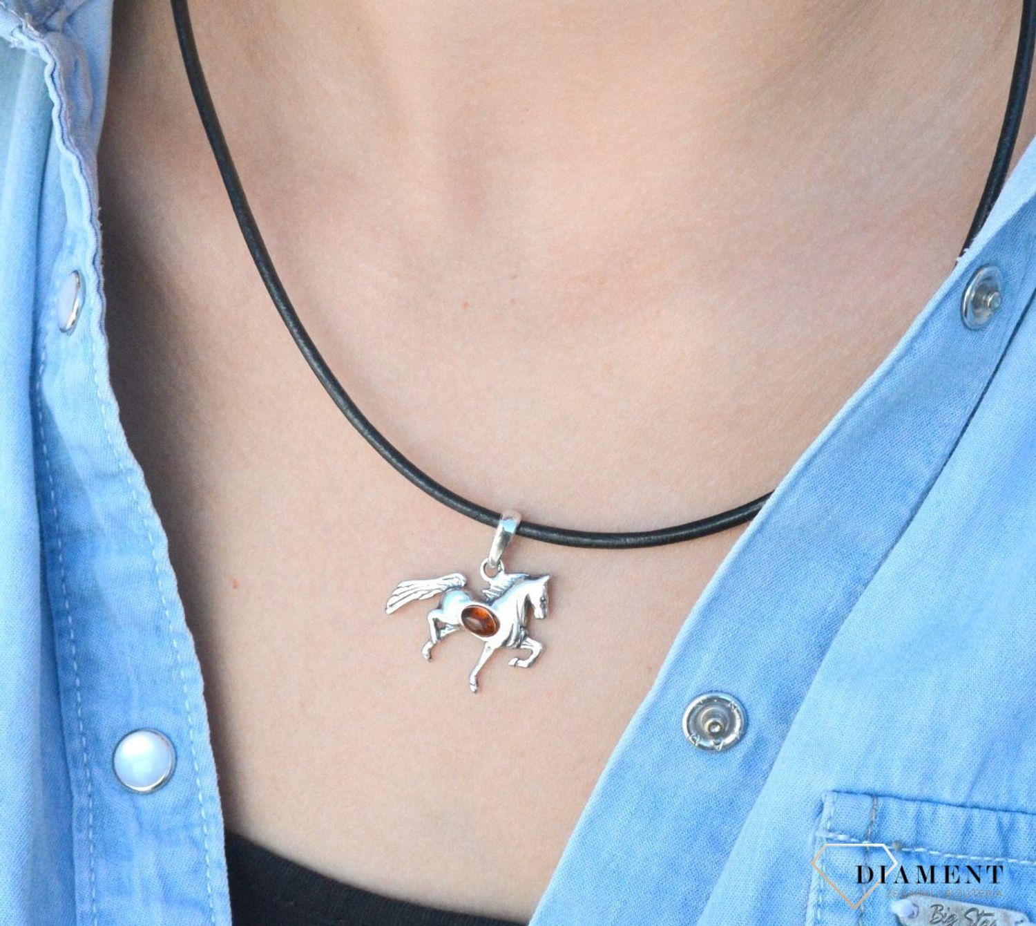 Zawieszka srebrna koń z bursztynem DIA-ZAW-7124-925. Bursztyn wprawiono w najwyższej jakości srebro o próbie 925, kruszec od wielu setek lat symbolizujący głębię emocjonalną, duchowość i żeńską energię.jpg