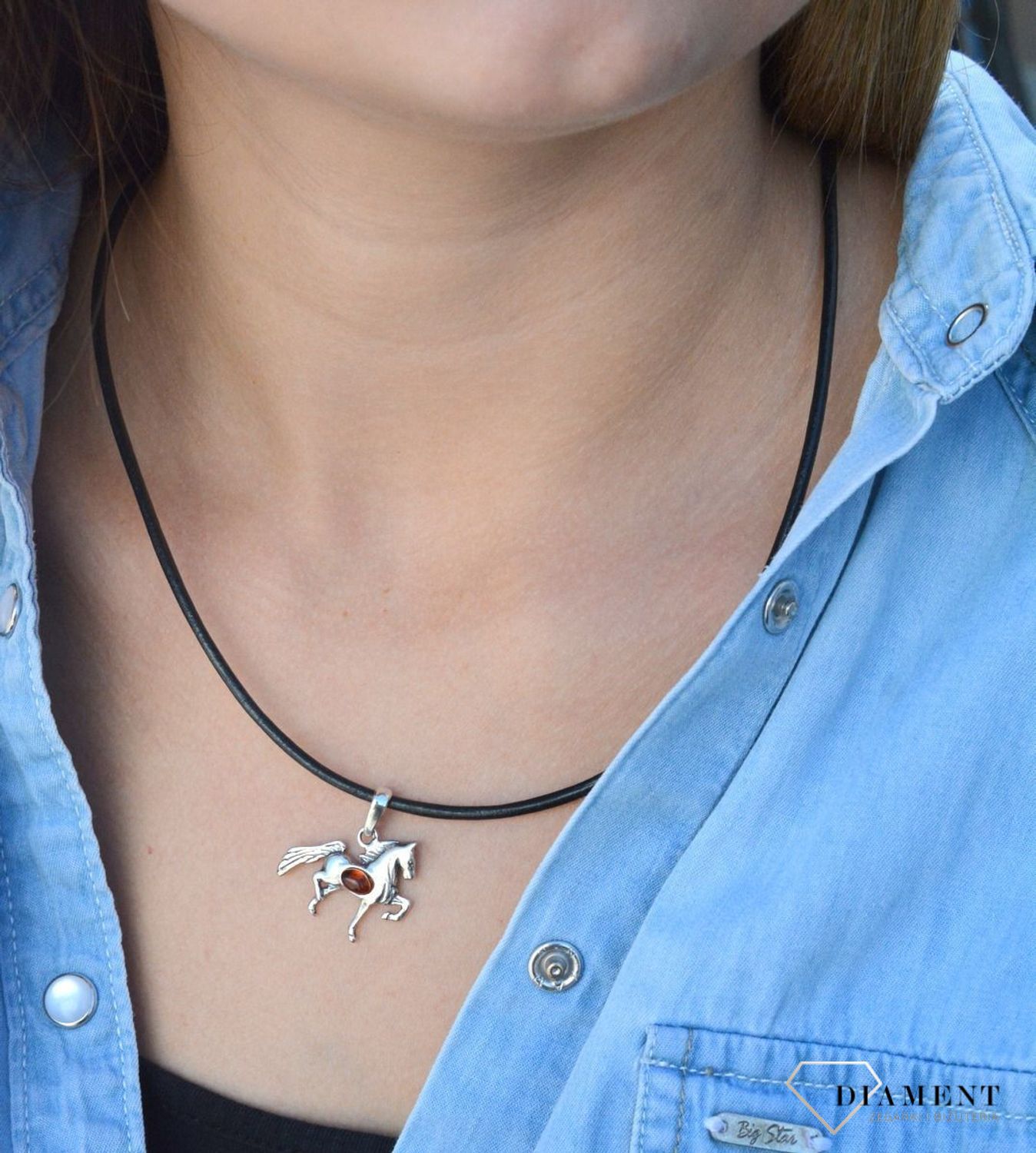 Zawieszka srebrna koń z bursztynem DIA-ZAW-7124-925. Bursztyn wprawiono w najwyższej jakości srebro o próbie 925, kruszec od wielu setek lat symbolizujący głębię emocjonalną, duchowość i żeńską energię.jpg