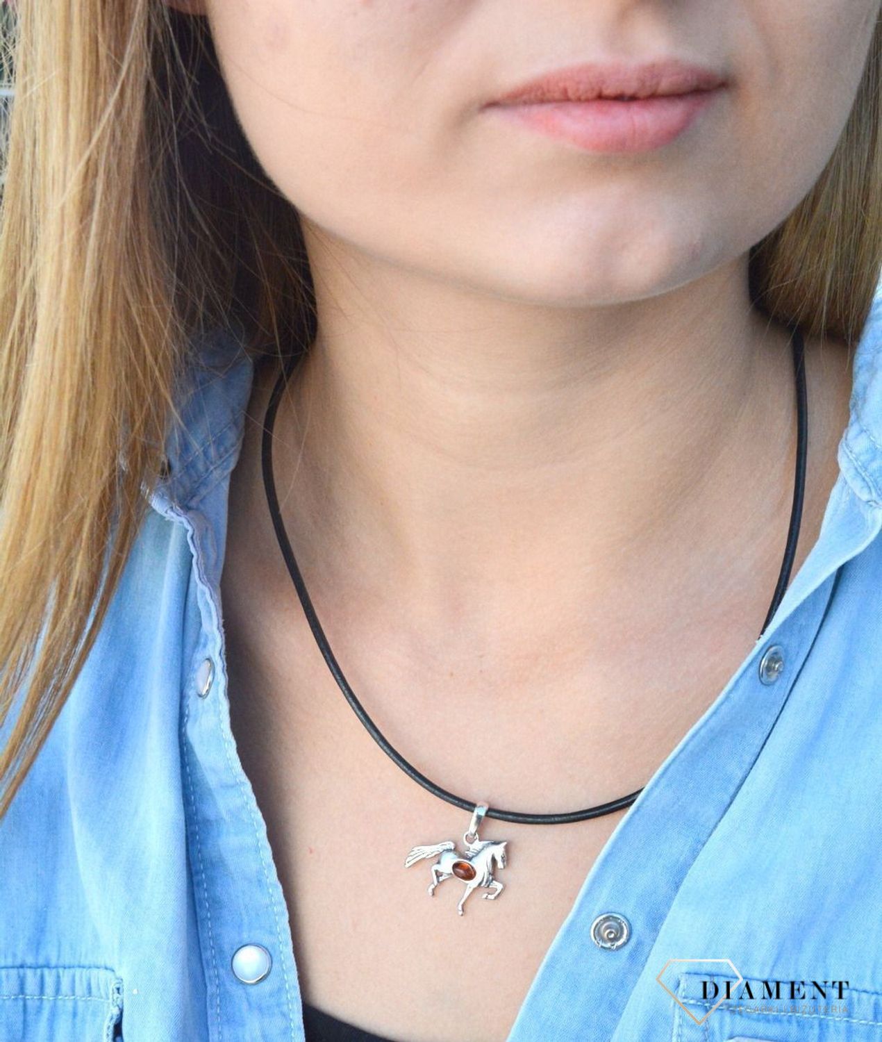 Zawieszka srebrna koń z bursztynem DIA-ZAW-7124-925. Bursztyn wprawiono w najwyższej jakości srebro o próbie 925, kruszec od wielu setek lat symbolizujący głębię emocjonalną, duchowość i żeńską energię.jpg