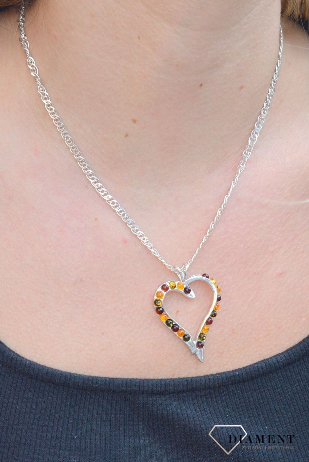 Zawieszka srebrna bursztyn serce DIA-ZAW-7125-925. Srebrna zawieszka w kształcie serca z bursztynem. Srebro jest cenionym materiałem wśród jubilerów. Bursztyn to słoneczny klejno.jpg