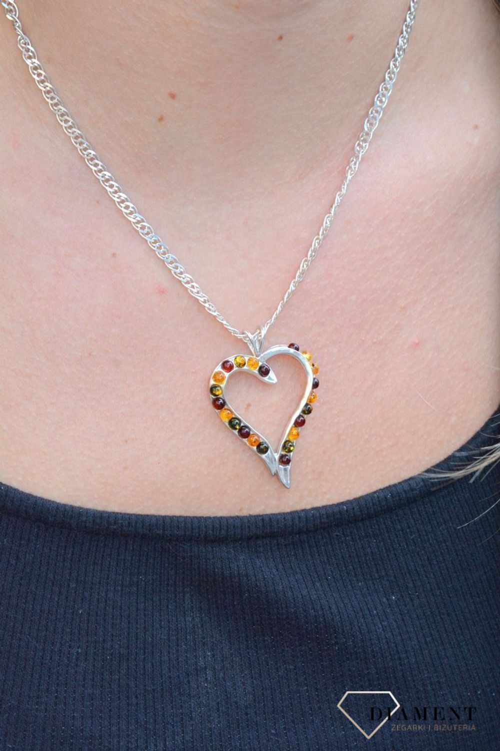 Zawieszka srebrna bursztyn serce DIA-ZAW-7125-925. Srebrna zawieszka w kształcie serca z bursztynem. Srebro jest cenionym materiałem wśród jubilerów. Bursztyn to słoneczny klejno.jpg