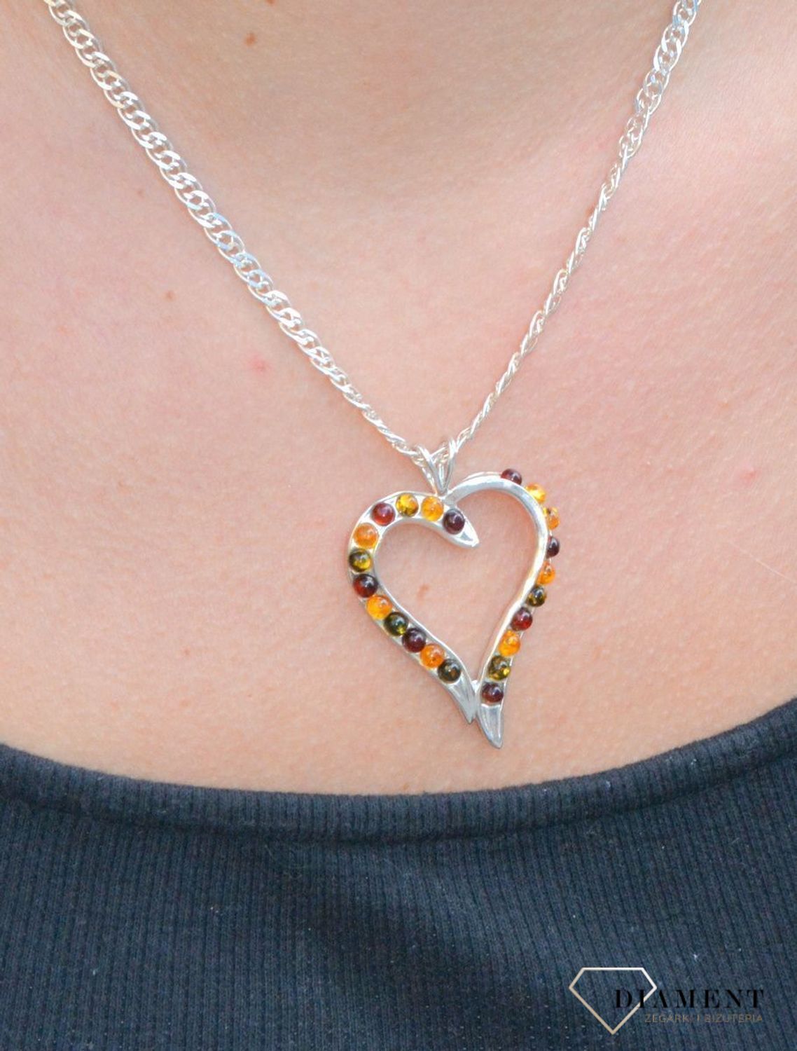 Zawieszka srebrna bursztyn serce DIA-ZAW-7125-925. Srebrna zawieszka w kształcie serca z bursztynem. Srebro jest cenionym materiałem wśród jubilerów. Bursztyn to słoneczny klejno.jpg