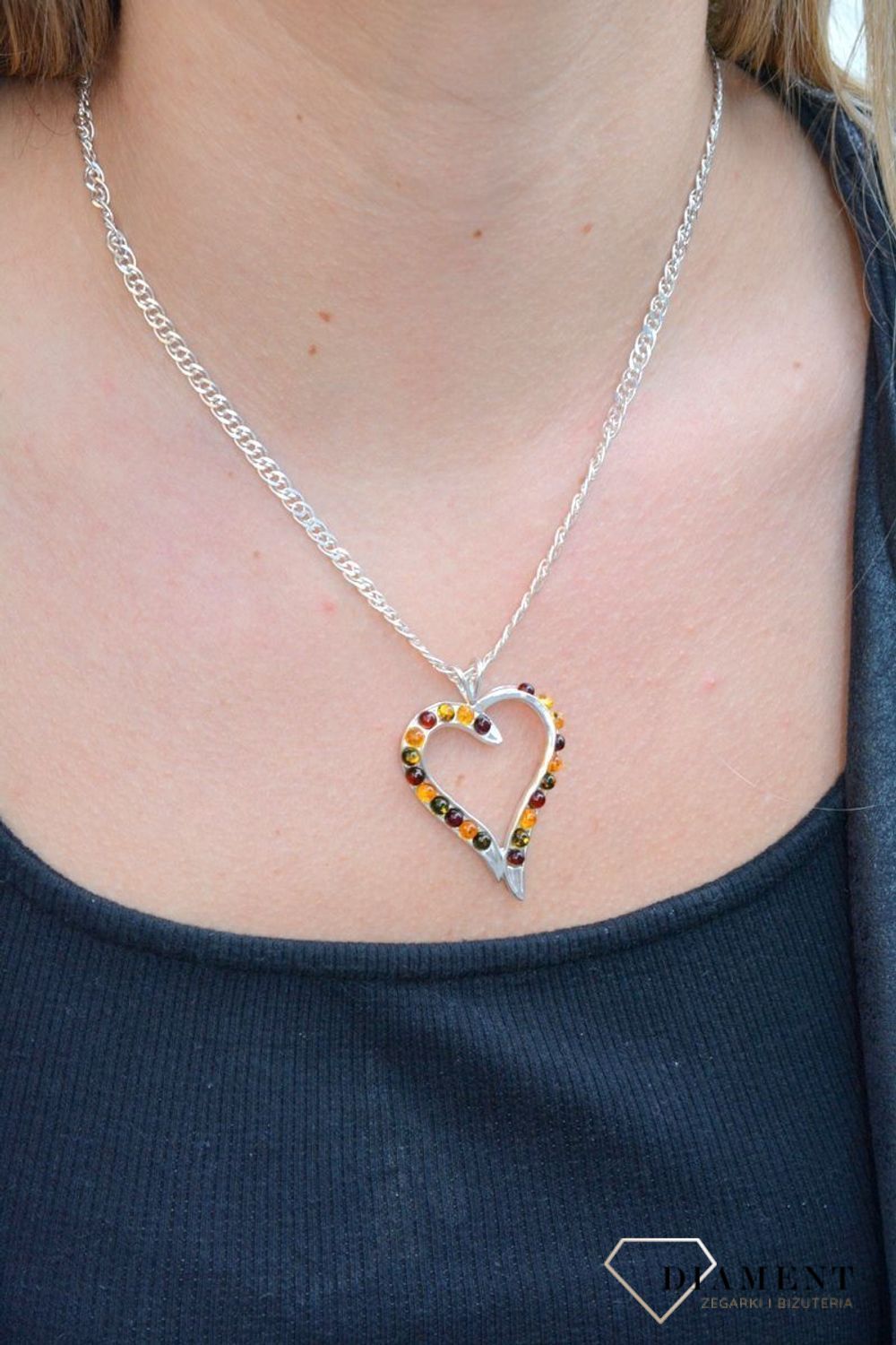 Zawieszka srebrna bursztyn serce DIA-ZAW-7125-925. Srebrna zawieszka w kształcie serca z bursztynem. Srebro jest cenionym materiałem wśród jubilerów. Bursztyn to słoneczny klejno.jpg