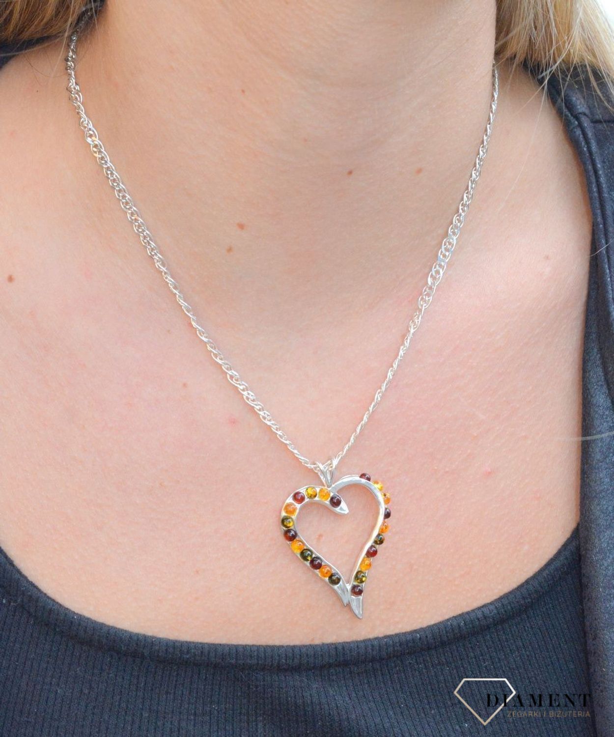 Zawieszka srebrna bursztyn serce DIA-ZAW-7125-925. Srebrna zawieszka w kształcie serca z bursztynem. Srebro jest cenionym materiałem wśród jubilerów. Bursztyn to słoneczny klejno.jpg