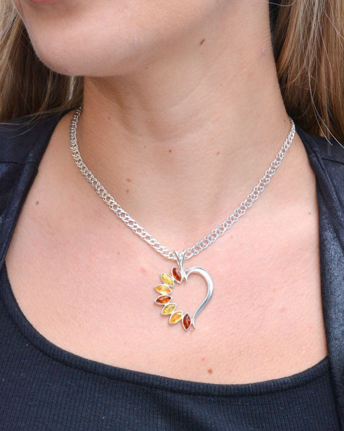 Zawieszka srebrna w kształcie serca z bursztynem DIA-ZAW-7127-925. Bursztyn wprawiono w najwyższej jakości srebro o próbie 925, kruszec od wielu setek lat symbolizujący głębię emocjonalną, duchowość i żeńską energię..jpg