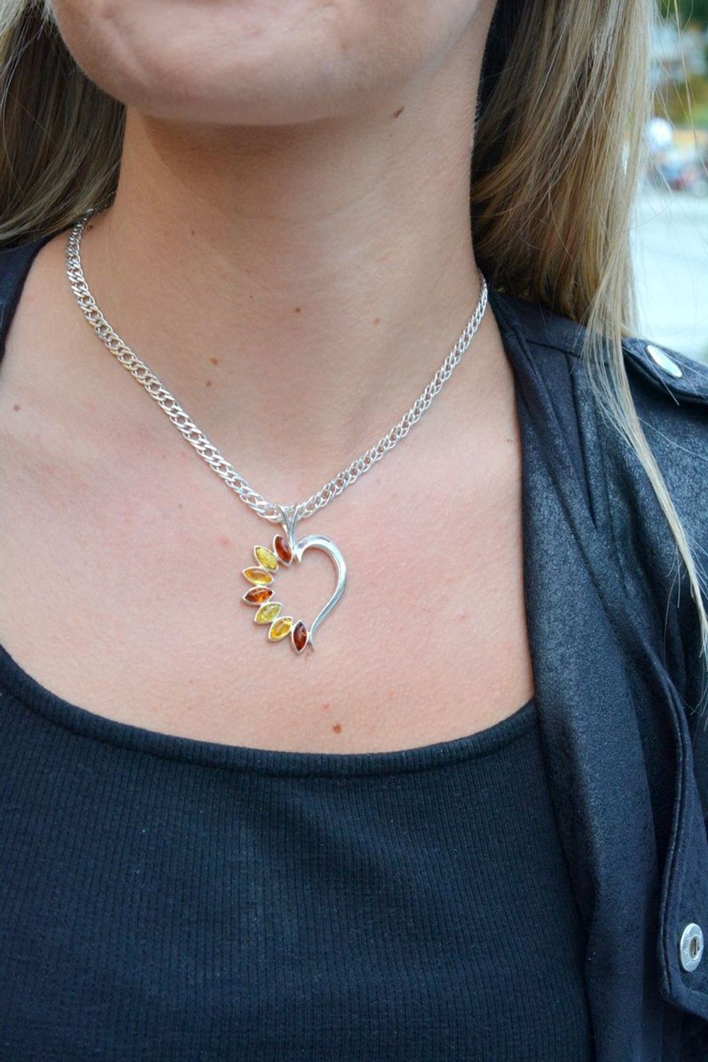 Zawieszka srebrna w kształcie serca z bursztynem DIA-ZAW-7127-925. Bursztyn wprawiono w najwyższej jakości srebro o próbie 925, kruszec od wielu setek lat symbolizujący głębię emocjonalną, duchowość i żeńską energię..jpg