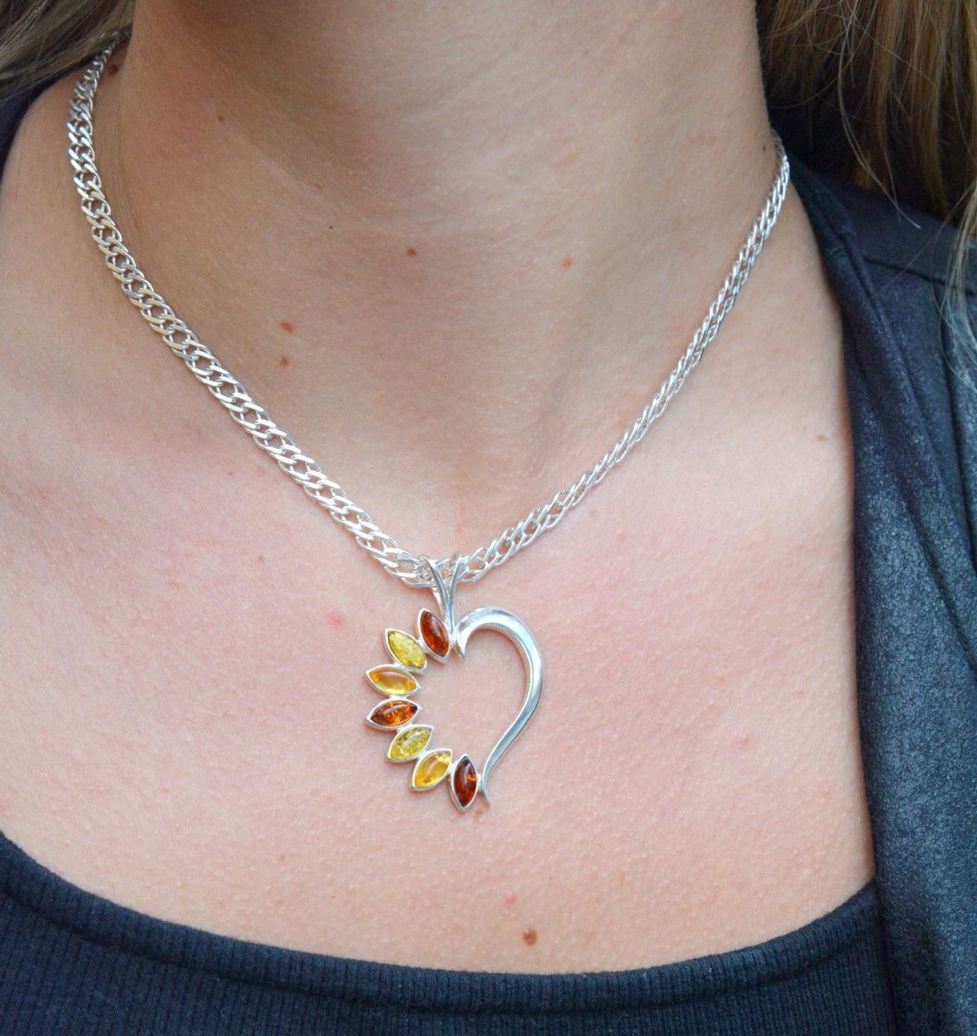 Zawieszka srebrna w kształcie serca z bursztynem DIA-ZAW-7127-925. Bursztyn wprawiono w najwyższej jakości srebro o próbie 925, kruszec od wielu setek lat symbolizujący głębię emocjonalną, duchowość i żeńską energię..jpg