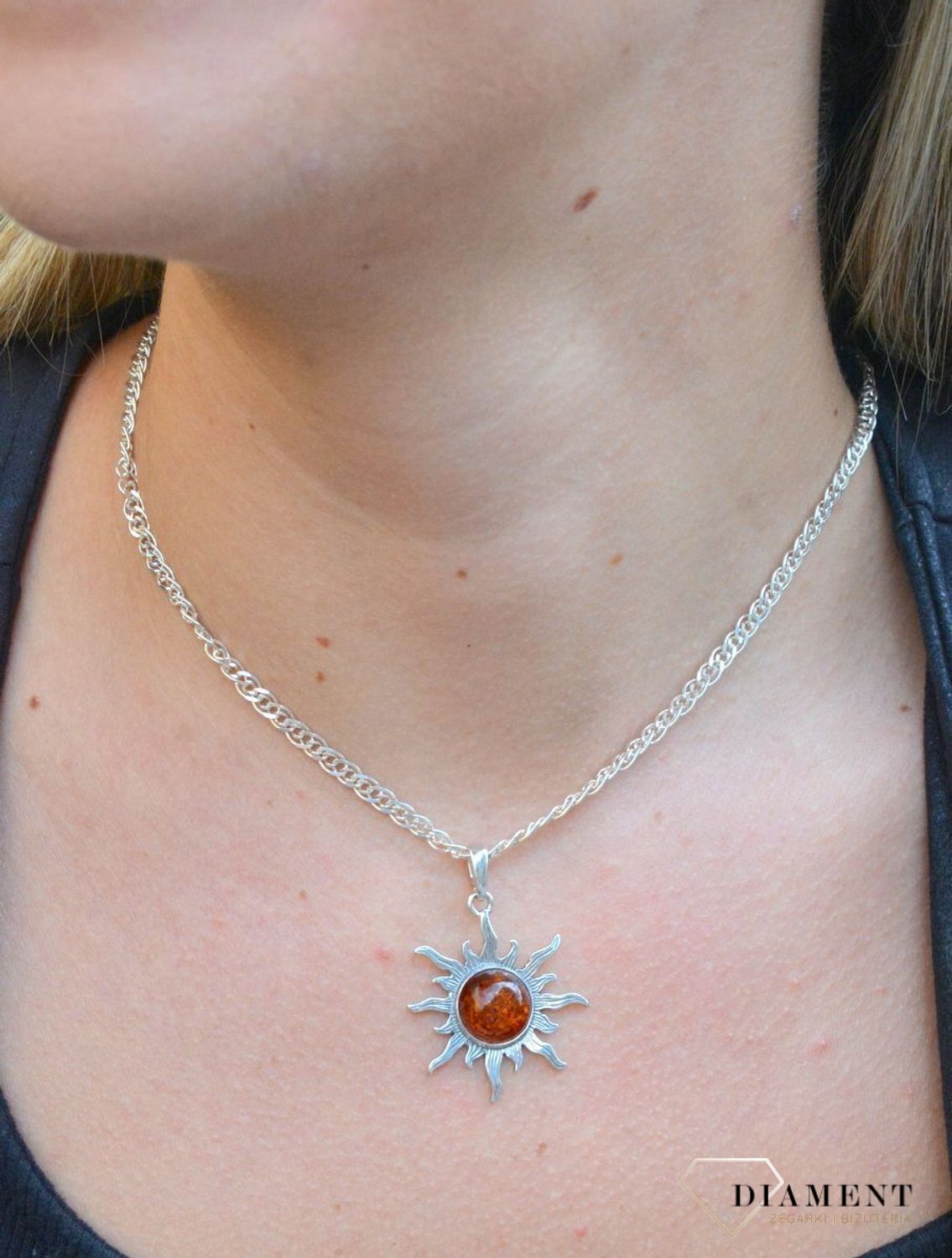 Zawieszka srebrna słońce z bursztynem  DIA-ZAW-7128-925. Bursztyn wprawiono w najwyższej jakości srebro o próbie 925, kruszec od wielu setek lat symbolizujący głębię emocjonalną, duchowość i żeńską energię.jpg