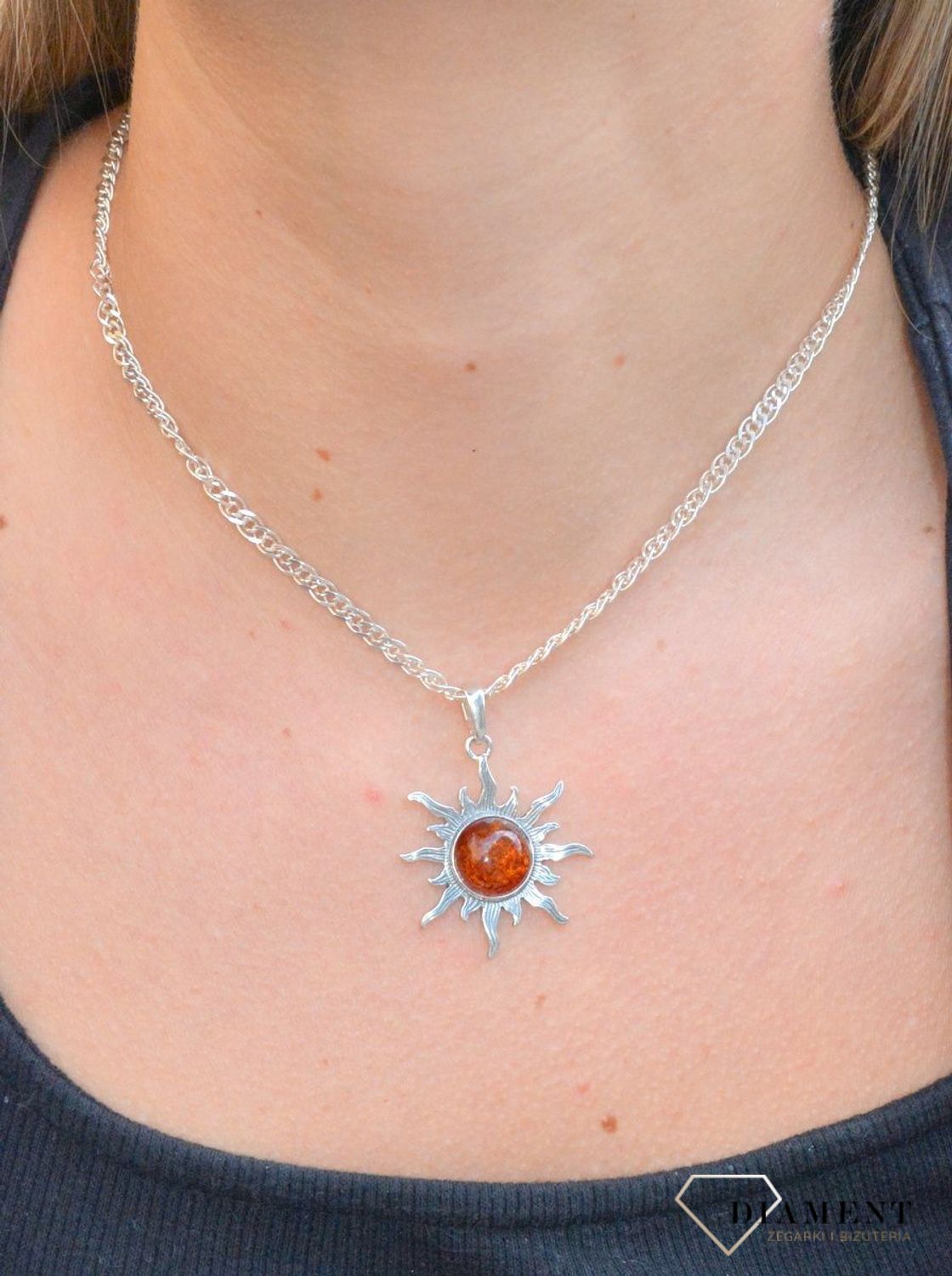 Zawieszka srebrna słońce z bursztynem  DIA-ZAW-7128-925. Bursztyn wprawiono w najwyższej jakości srebro o próbie 925, kruszec od wielu setek lat symbolizujący głębię emocjonalną, duchowość i żeńską energię.jpg