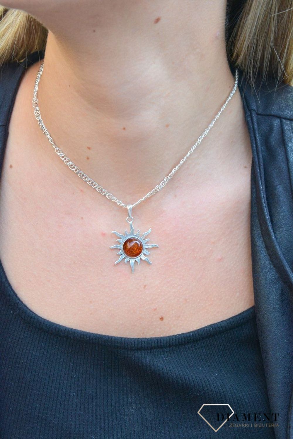 Zawieszka srebrna słońce z bursztynem  DIA-ZAW-7128-925. Bursztyn wprawiono w najwyższej jakości srebro o próbie 925, kruszec od wielu setek lat symbolizujący głębię emocjonalną, duchowość i żeńską energię.jpg