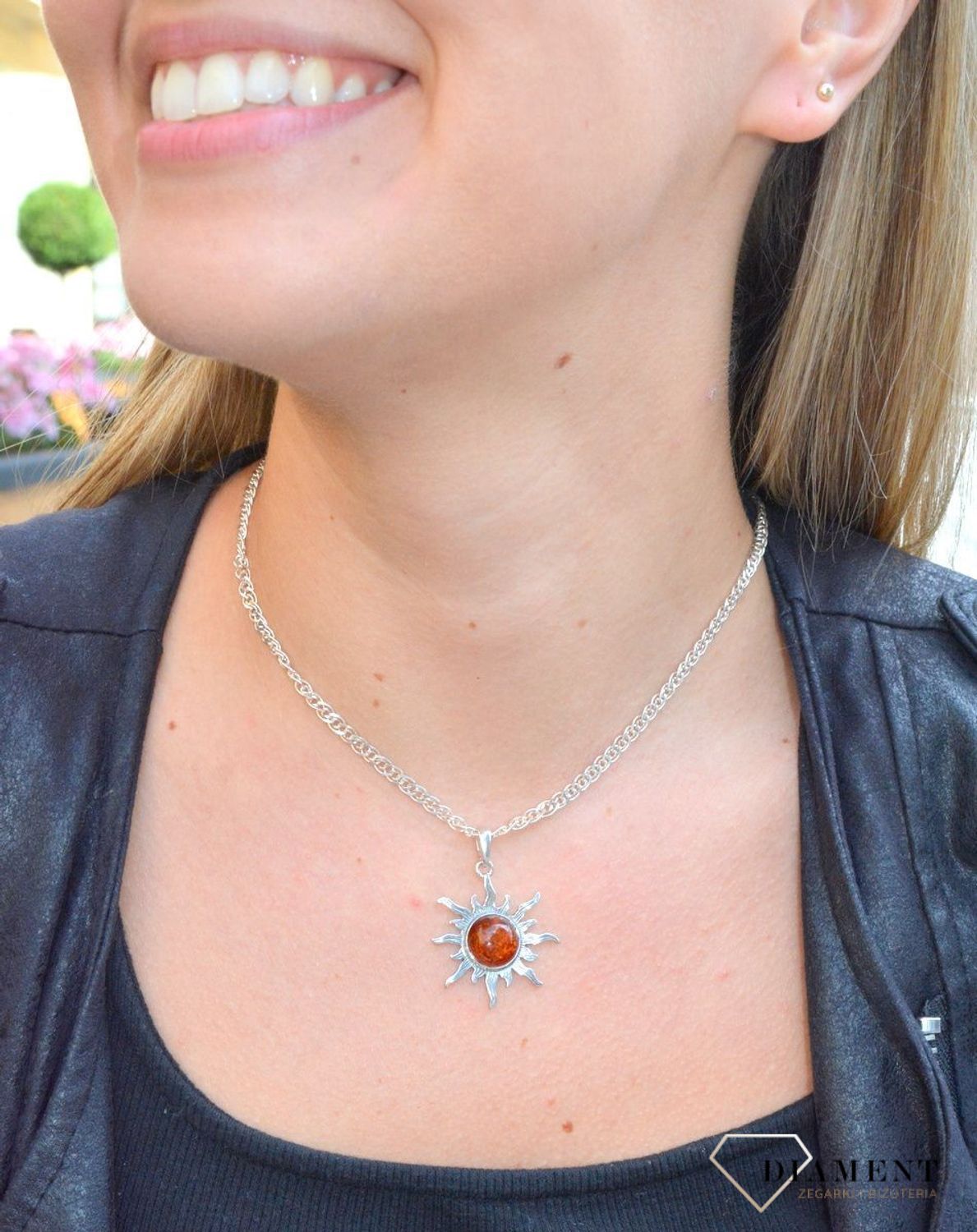 Zawieszka srebrna słońce z bursztynem  DIA-ZAW-7128-925. Bursztyn wprawiono w najwyższej jakości srebro o próbie 925, kruszec od wielu setek lat symbolizujący głębię emocjonalną, duchowość i żeńską energię.jpg