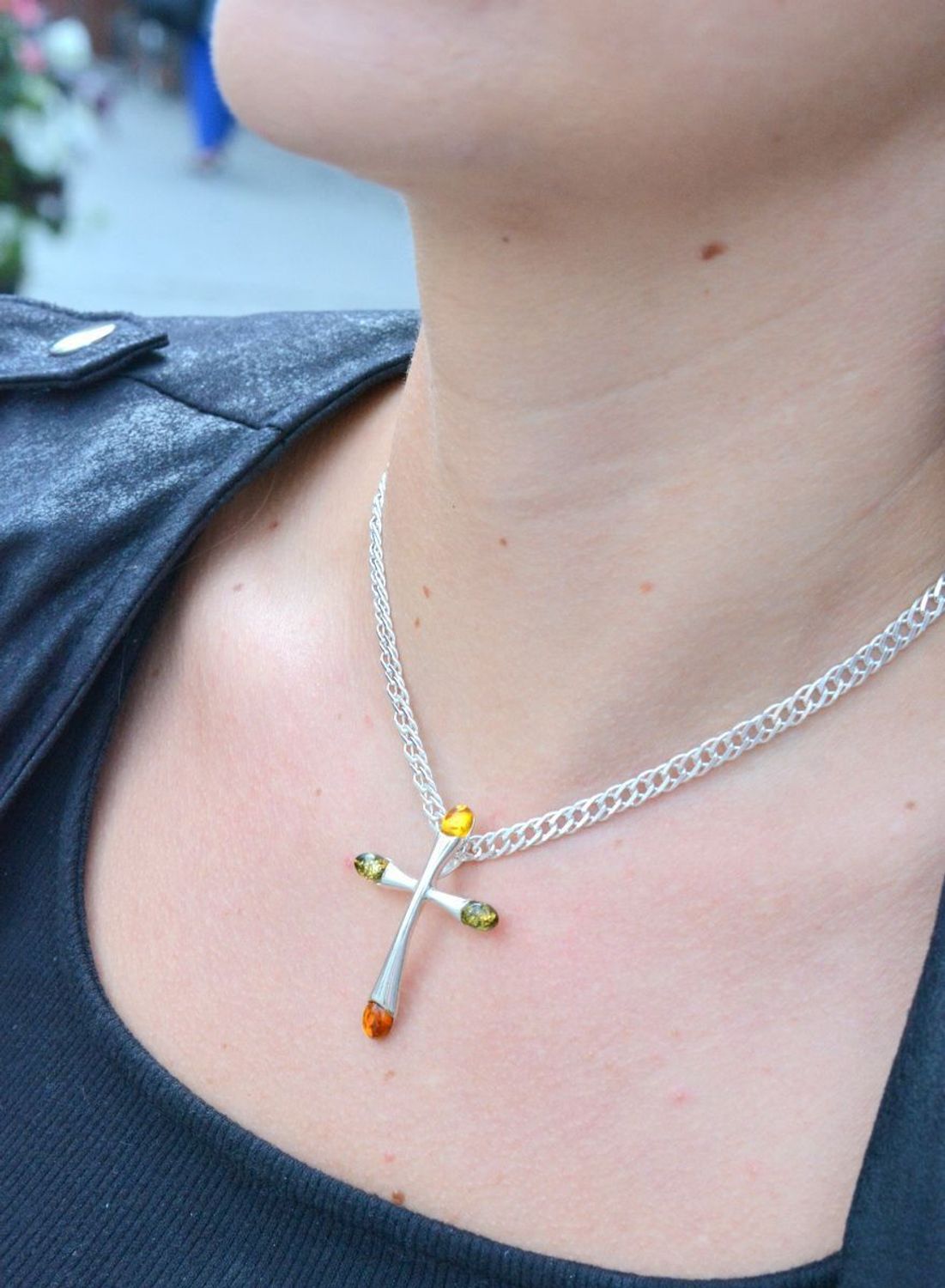 Zawieszka krzyż z bursztynem DIA-ZAW-7131-925. Zawieszka w srebrze z  bursztynem to propozycja od Sklepu Jubilerskiego Diament. Bursztyn wprawiono w najwyższej jakości srebro o próbie 925.jpg