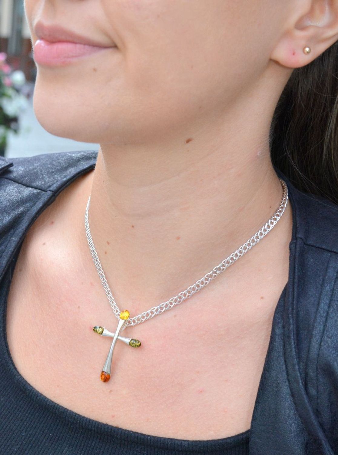 Zawieszka krzyż z bursztynem DIA-ZAW-7131-925. Zawieszka w srebrze z  bursztynem to propozycja od Sklepu Jubilerskiego Diament. Bursztyn wprawiono w najwyższej jakości srebro o próbie 925.jpg