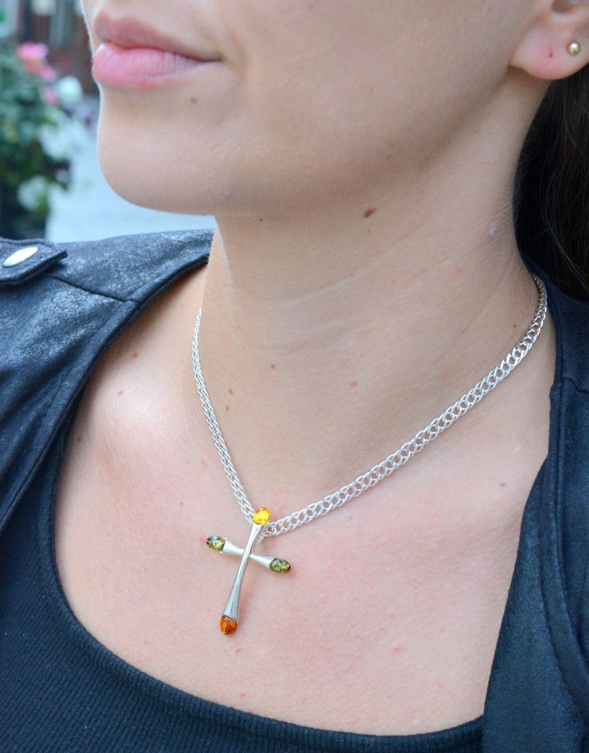 Zawieszka krzyż z bursztynem DIA-ZAW-7131-925. Zawieszka w srebrze z  bursztynem to propozycja od Sklepu Jubilerskiego Diament. Bursztyn wprawiono w najwyższej jakości srebro o próbie 925.jpg