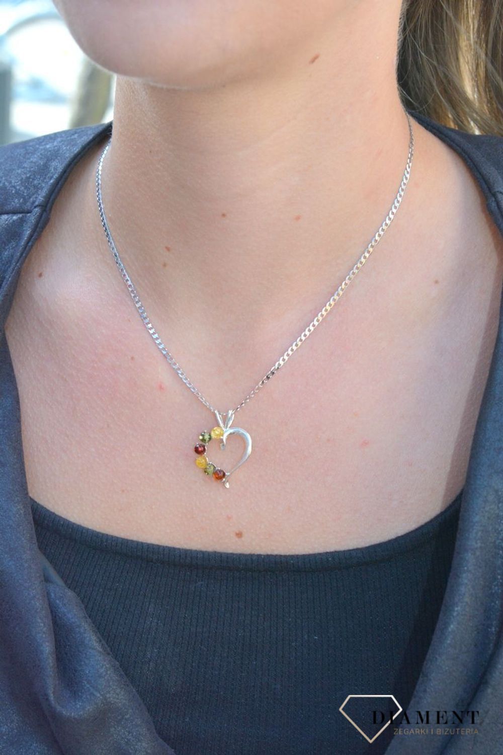 Zawieszka srebrna serce z bursztynem DIA-ZAW-7132-925.  Bursztyn wprawiono w najwyższej jakości srebro o próbie 925, kruszec od wielu setek lat symbolizujący głębię emocjonalną, duchowość i żeńską energię..jpg