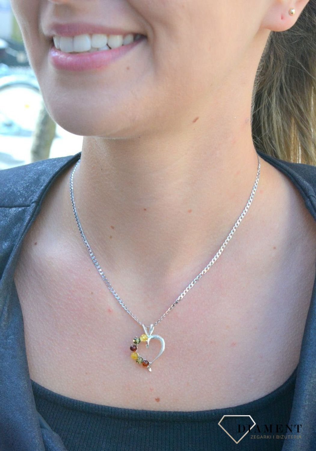 Zawieszka srebrna serce z bursztynem DIA-ZAW-7132-925.  Bursztyn wprawiono w najwyższej jakości srebro o próbie 925, kruszec od wielu setek lat symbolizujący głębię emocjonalną, duchowość i żeńską energię..jpg