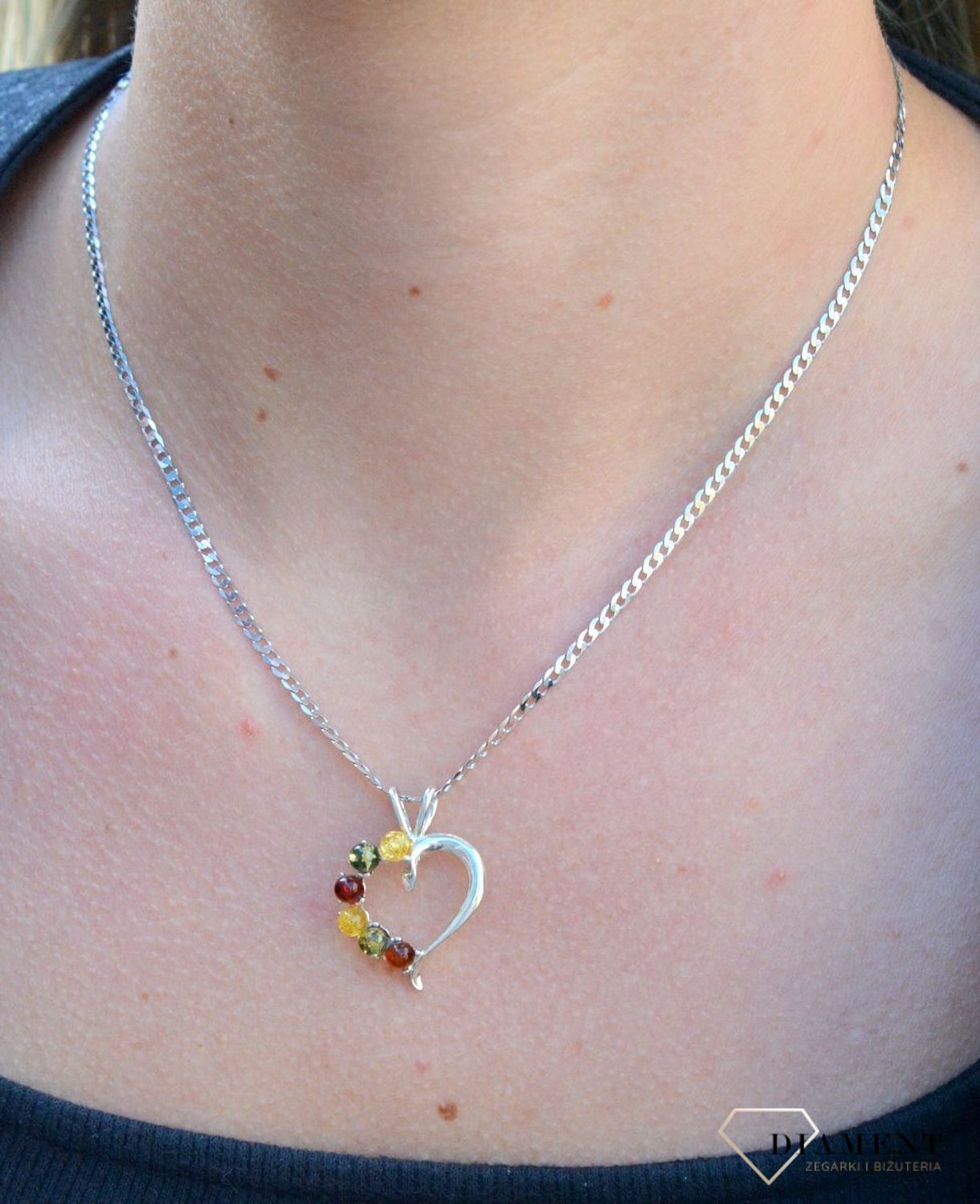 Zawieszka srebrna serce z bursztynem DIA-ZAW-7132-925.  Bursztyn wprawiono w najwyższej jakości srebro o próbie 925, kruszec od wielu setek lat symbolizujący głębię emocjonalną, duchowość i żeńską energię..jpg