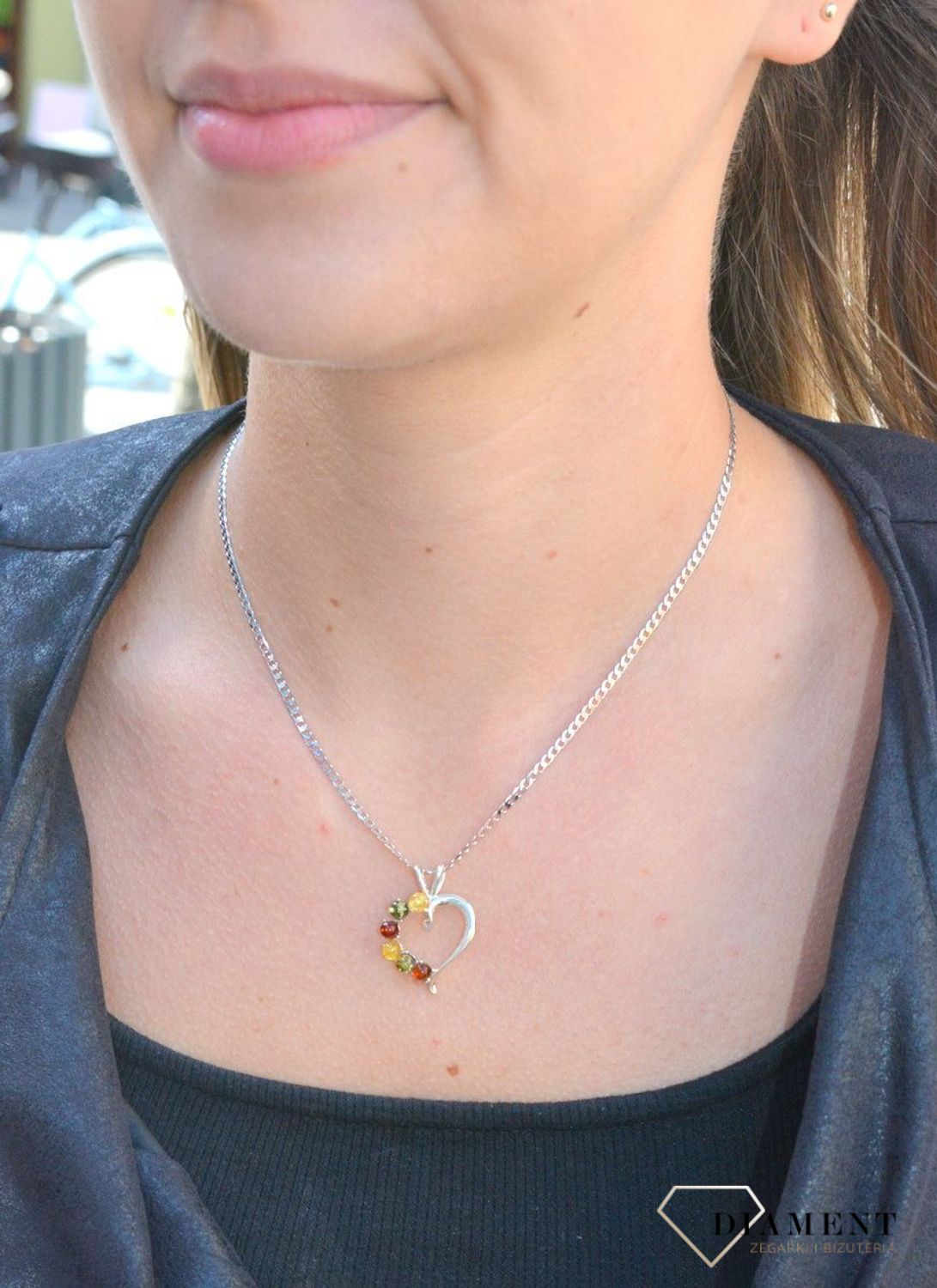 Zawieszka srebrna serce z bursztynem DIA-ZAW-7132-925.  Bursztyn wprawiono w najwyższej jakości srebro o próbie 925, kruszec od wielu setek lat symbolizujący głębię emocjonalną, duchowość i żeńską energię..jpg