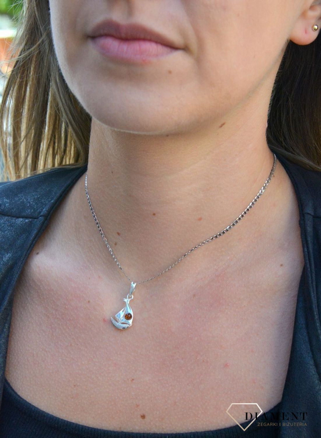 Zawieszka srebrna łódka z bursztynem DIA-ZAW-7133-925. Bursztyn wprawiono w najwyższej jakości srebro o próbie 925, kruszec od wielu setek lat symbolizujący głębię emocjonalną, duchowość i żeńską energię..jpg