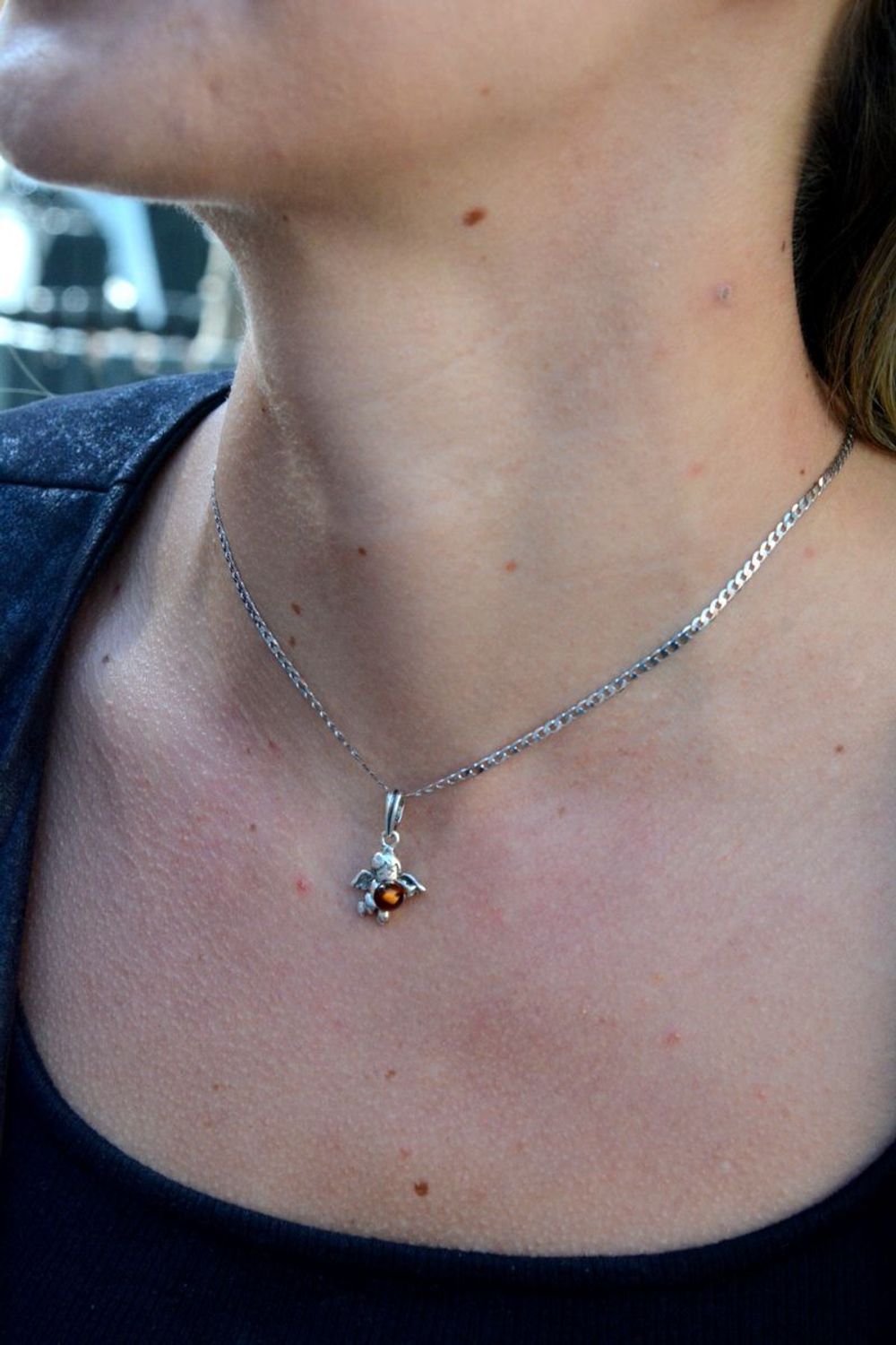 Zawieszka srebrna w kształcie aniołka z bursztynem DIA-ZAW-7135-925.  Bursztyn wprawiono w najwyższej jakości srebro o próbie 925, kruszec od wielu setek lat symbolizujący głębię emocjonalną, duchowość i żeńską energię.jpg