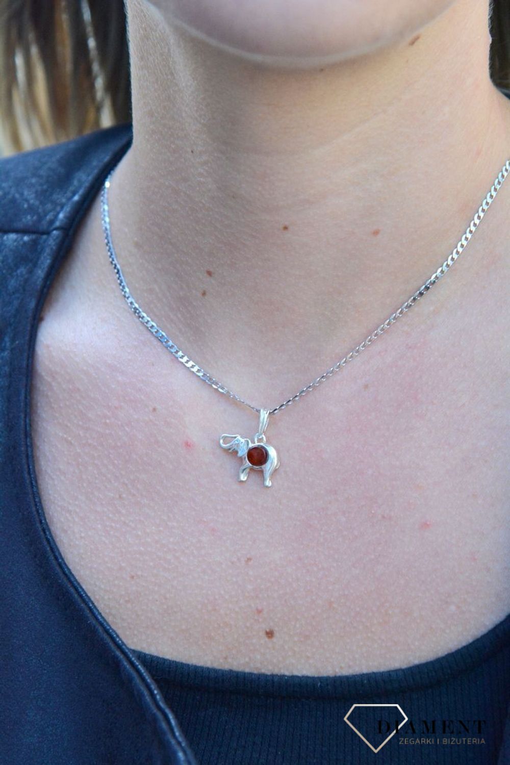 Srebrna zawieszka słoń z bursztynem DIA-ZAW-7136-925.Srebrna zawieszka słoń z bursztynem. Srebrny wisiorek w kształcie słonia wypełniony bursztynem. Zawieszka o minimalistycznym wzornictwie.jpg