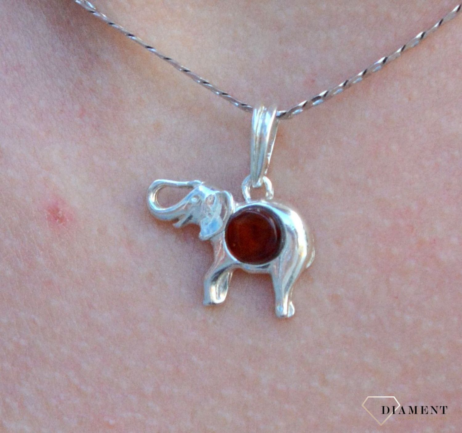 Srebrna zawieszka słoń z bursztynem DIA-ZAW-7136-925.Srebrna zawieszka słoń z bursztynem. Srebrny wisiorek w kształcie słonia wypełniony bursztynem. Zawieszka o minimalistycznym wzornictwie.jpg