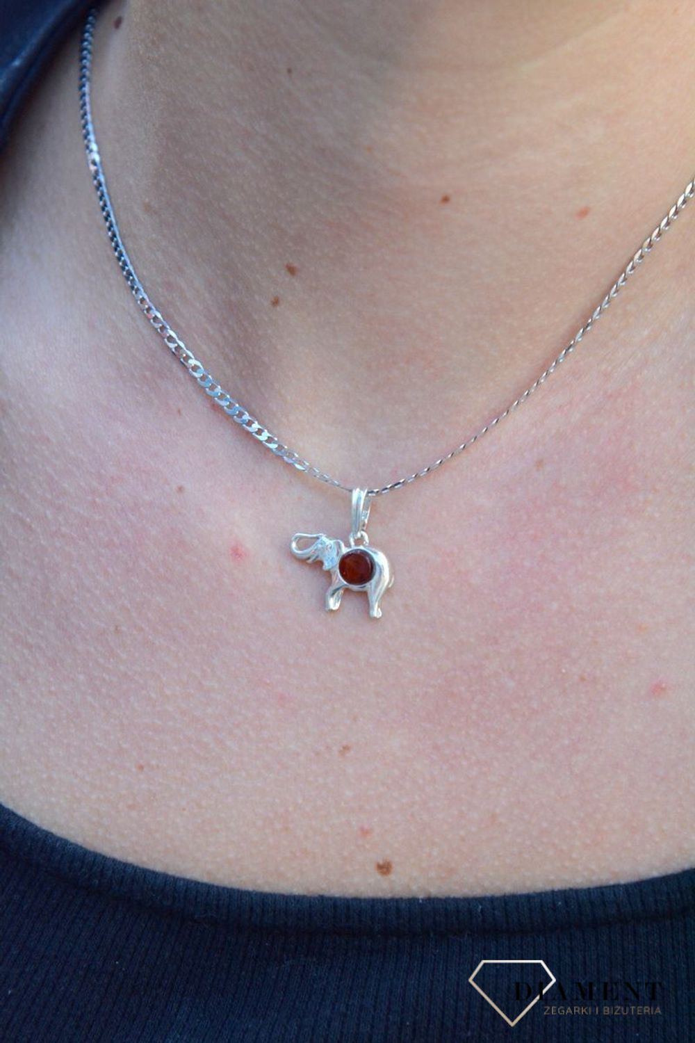 Srebrna zawieszka słoń z bursztynem DIA-ZAW-7136-925.Srebrna zawieszka słoń z bursztynem. Srebrny wisiorek w kształcie słonia wypełniony bursztynem. Zawieszka o minimalistycznym wzornictwie.jpg