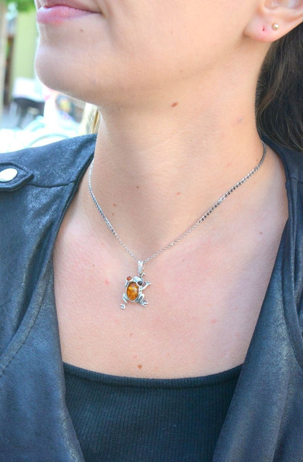 Zawieszka srebrna w kształcie żaby z bursztynem DIA-ZAW-7138-925. Bursztyn wprawiono w najwyższej jakości srebro o próbie 925, kruszec od wielu setek lat symbolizujący głębię emocjonalną, duchowość i żeńską energię.jpg