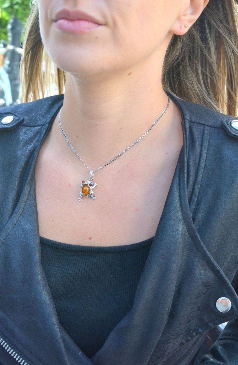 Zawieszka srebrna w kształcie żaby z bursztynem DIA-ZAW-7138-925. Bursztyn wprawiono w najwyższej jakości srebro o próbie 925, kruszec od wielu setek lat symbolizujący głębię emocjonalną, duchowość i żeńską energię.jpg