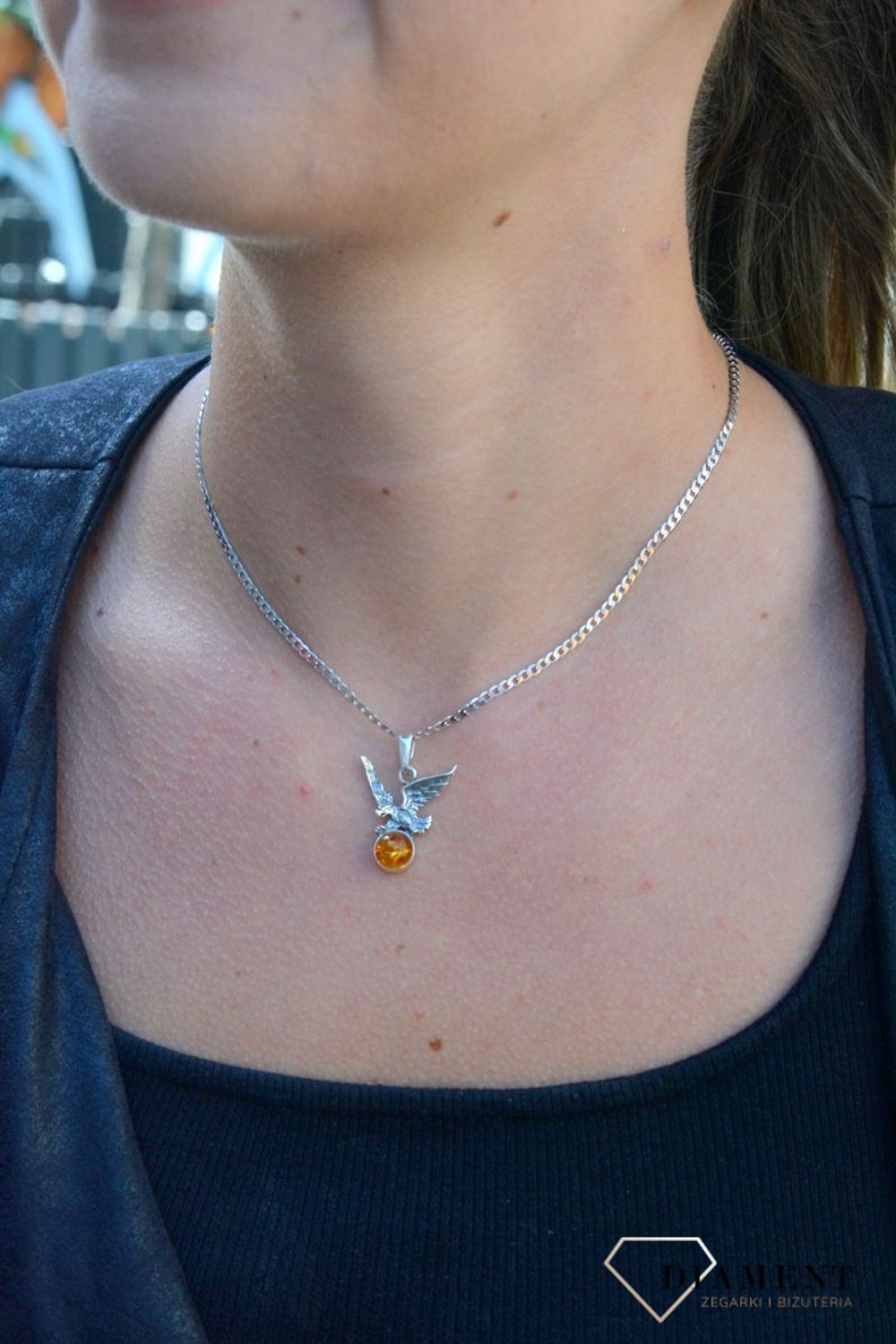 Zawieszka srebrna orzeł z bursztynem DIA-ZAW-7140-925. Bursztyn wprawiono w najwyższej jakości srebro o próbie 925, kruszec od wielu setek lat symbolizujący głębię emocjonalną, duchowość i żeńską energię.jpg