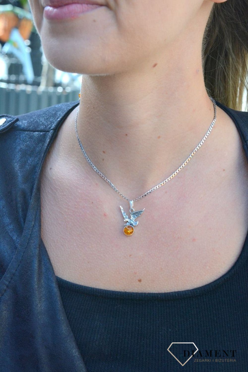 Zawieszka srebrna orzeł z bursztynem DIA-ZAW-7140-925. Bursztyn wprawiono w najwyższej jakości srebro o próbie 925, kruszec od wielu setek lat symbolizujący głębię emocjonalną, duchowość i żeńską energię.jpg