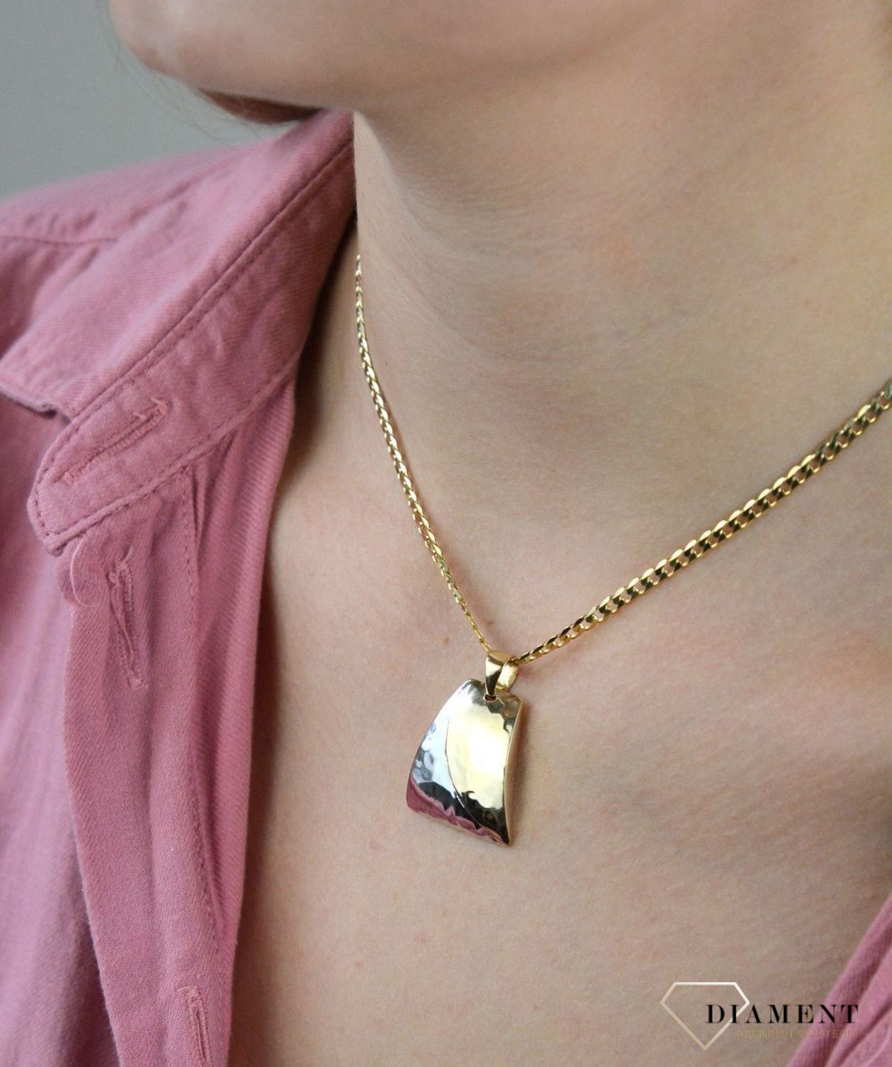 Złota zawieszka 585 z białym złotem DIA-ZAW-7551-585. Ta zawieszka będzie idealną ozdobą zarówno codziennych stylizacji jak i bardziej eleganckich czy wieczorowych. To uniwersalna biżuteria, która sprawdzi się także jako preze.jpg