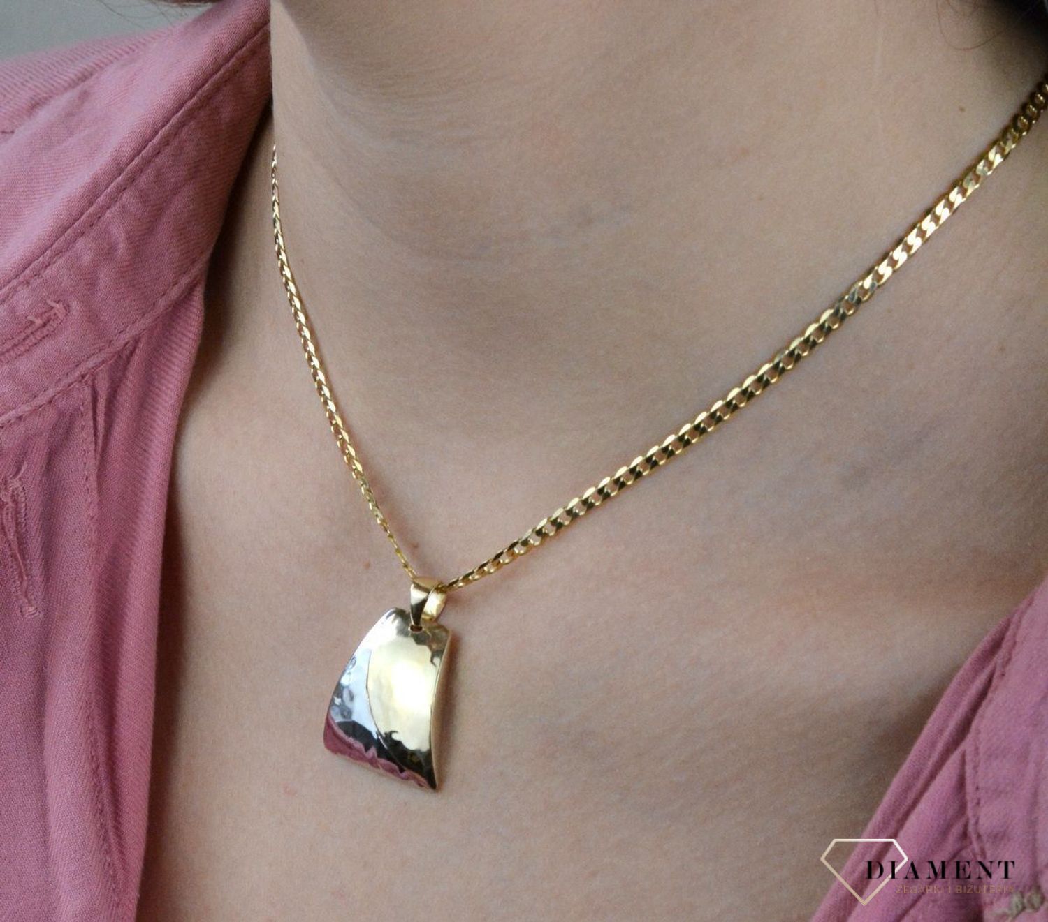 Złota zawieszka 585 z białym złotem DIA-ZAW-7551-585. Ta zawieszka będzie idealną ozdobą zarówno codziennych stylizacji jak i bardziej eleganckich czy wieczorowych. To uniwersalna biżuteria, która sprawdzi się także jako preze.jpg