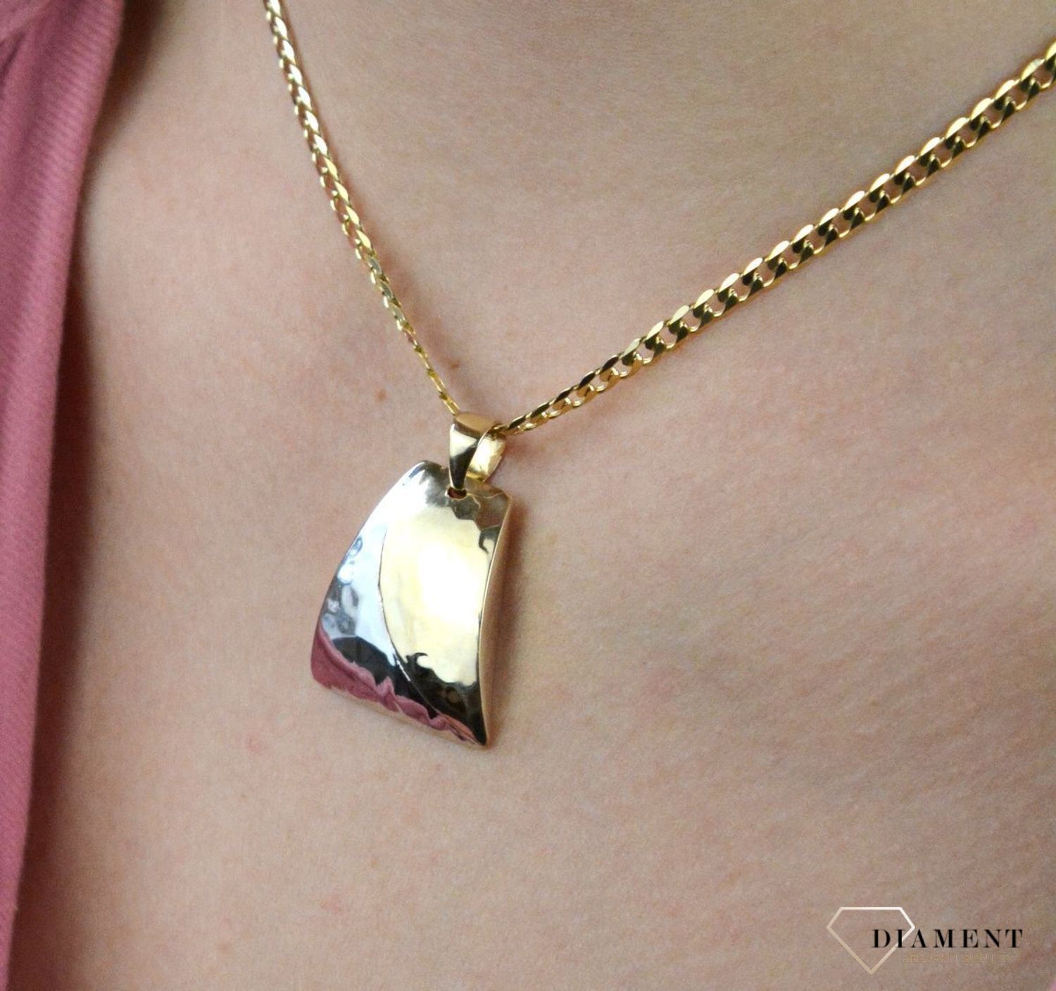 Złota zawieszka 585 z białym złotem DIA-ZAW-7551-585. Ta zawieszka będzie idealną ozdobą zarówno codziennych stylizacji jak i bardziej eleganckich czy wieczorowych. To uniwersalna biżuteria, która sprawdzi się także jako preze.jpg