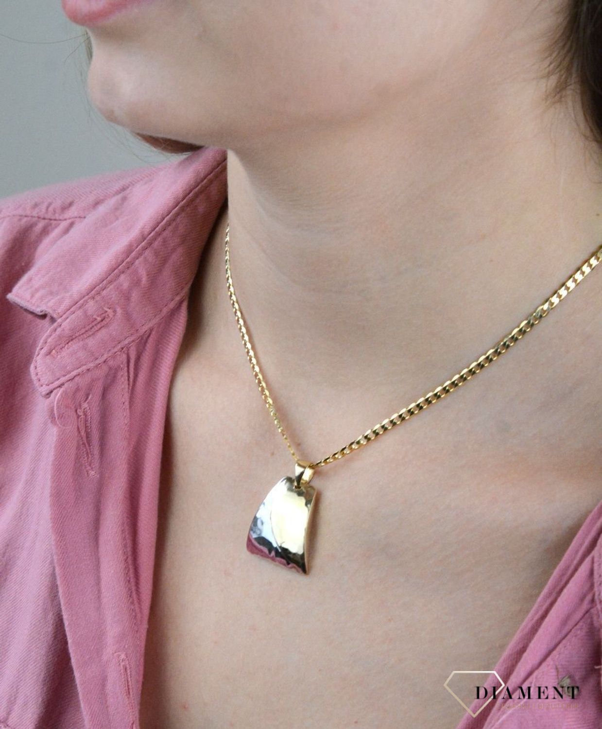 Złota zawieszka 585 z białym złotem DIA-ZAW-7551-585. Ta zawieszka będzie idealną ozdobą zarówno codziennych stylizacji jak i bardziej eleganckich czy wieczorowych. To uniwersalna biżuteria, która sprawdzi się także jako preze.jpg