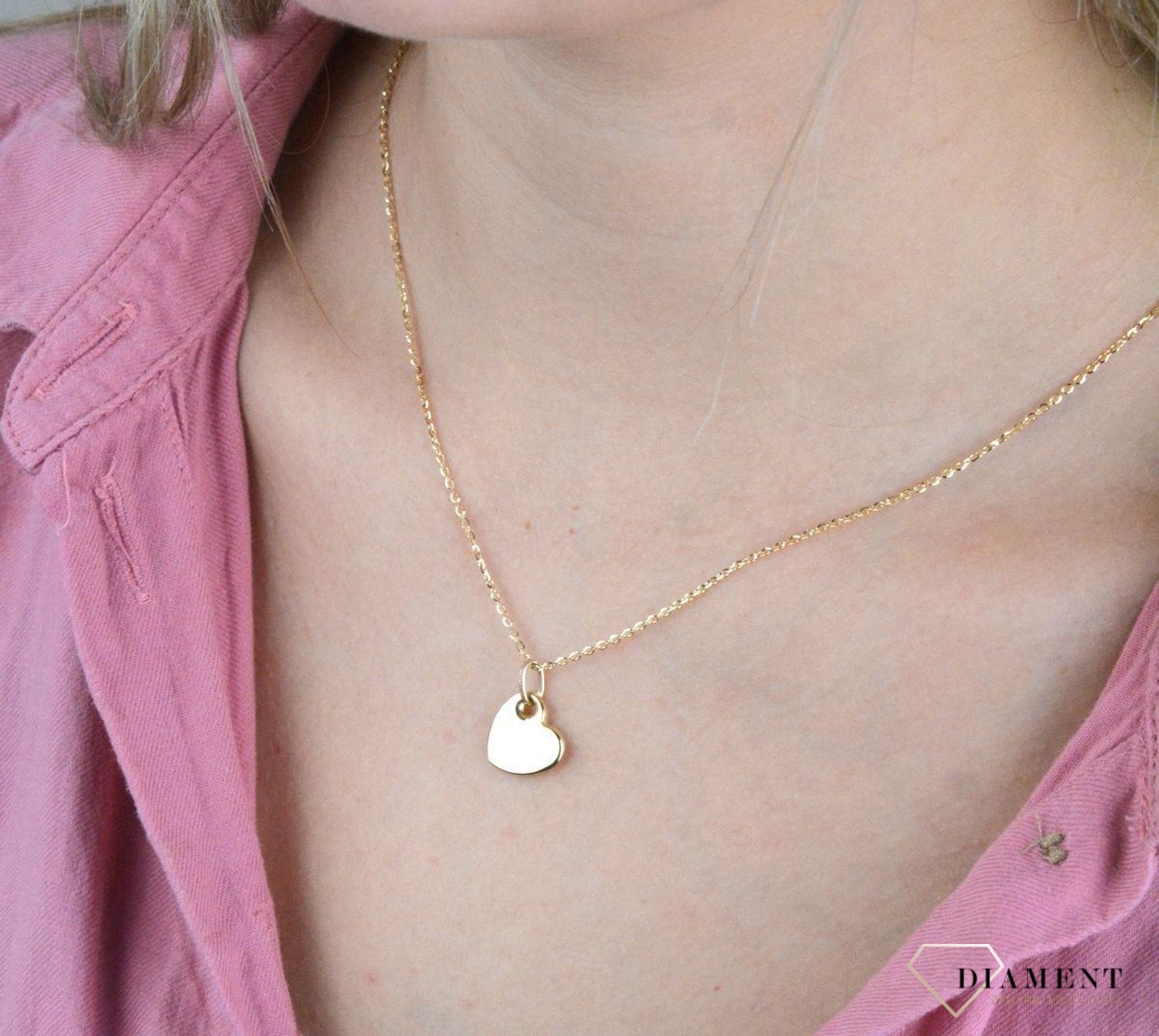 Piękna zawieszka w kształcie serca o gładkiej powierzchni. Zawieszkę wykonano ze złota próby 585 o wadze 1,03 gram. Do zawieszki można dobrać delikatny złoty łańcuszek, który można znaleźć w naszej ofercie.jpg