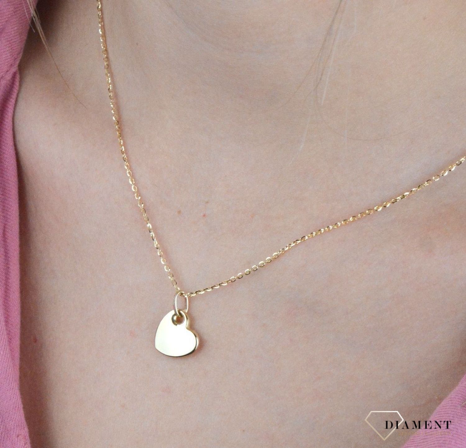 Piękna zawieszka w kształcie serca o gładkiej powierzchni. Zawieszkę wykonano ze złota próby 585 o wadze 1,03 gram. Do zawieszki można dobrać delikatny złoty łańcuszek, który można znaleźć w naszej ofercie.jpg