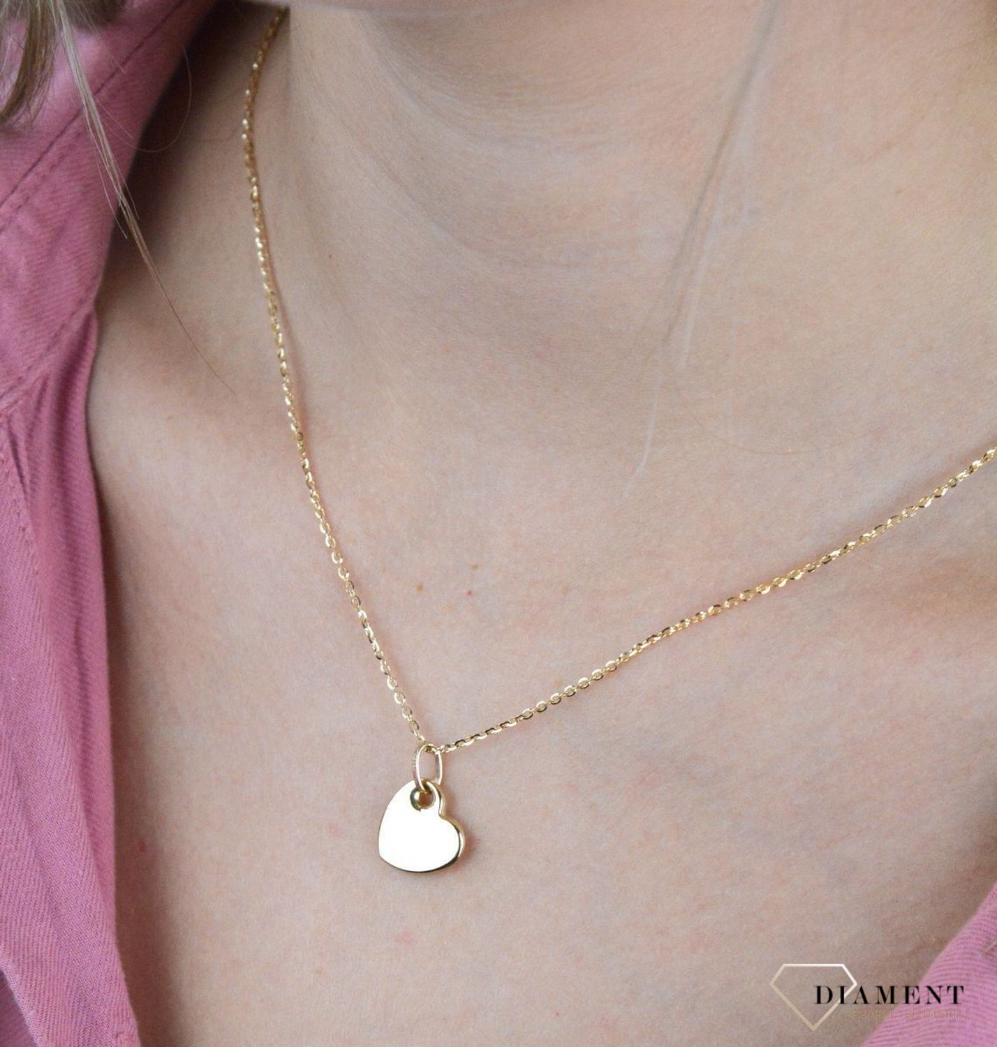 Piękna zawieszka w kształcie serca o gładkiej powierzchni. Zawieszkę wykonano ze złota próby 585 o wadze 1,03 gram. Do zawieszki można dobrać delikatny złoty łańcuszek, który można znaleźć w naszej ofercie.jpg