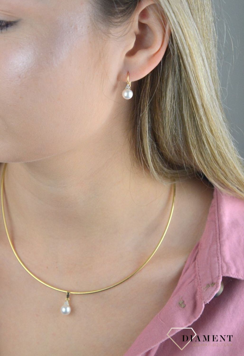 Złota zawieszka 585 z perłą hodowlaną DIA-ZAW-7583-585. Zjawiskowa zawieszka ozdobiona śliczną perełką. Perełka w lśniącej oprawie złota prezentują się bardzo elegancko. Dodatkowym atutem biżuterii damskiej jest drobna forma.jpg