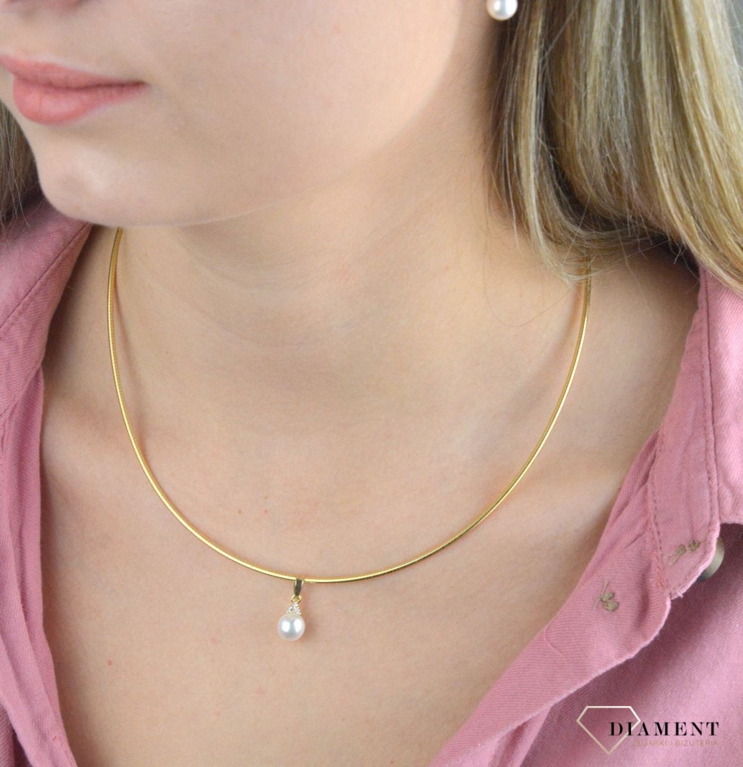 Złota zawieszka 585 z perłą hodowlaną DIA-ZAW-7583-585. Zjawiskowa zawieszka ozdobiona śliczną perełką. Perełka w lśniącej oprawie złota prezentują się bardzo elegancko. Dodatkowym atutem biżuterii damskiej jest drobna forma.jpg