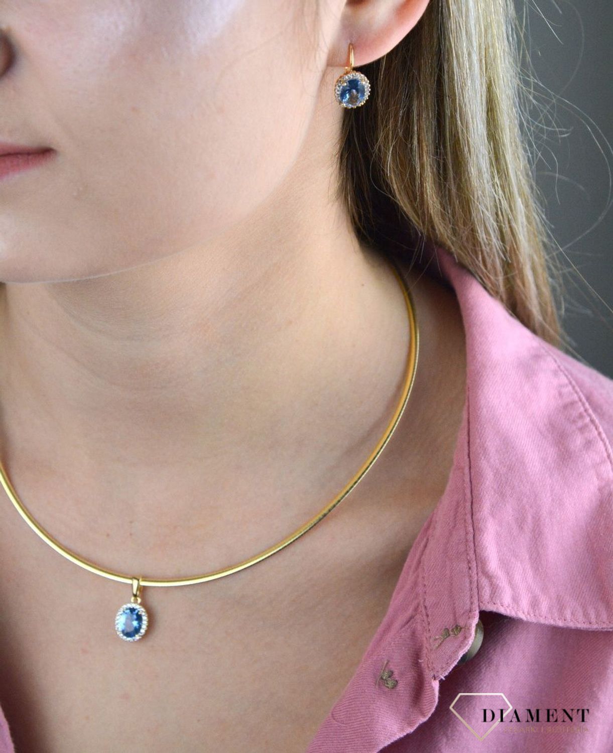 Złota zawieszka z niebieskim oczkiem i białymi cyrkoniami DIA-ZAW-7785-375.  Złoty wisiorek w ponadczasowym kształcie. Wisiorek to idealny pomysł na prezent, którym wyjawimy swoje uczucia.jpg