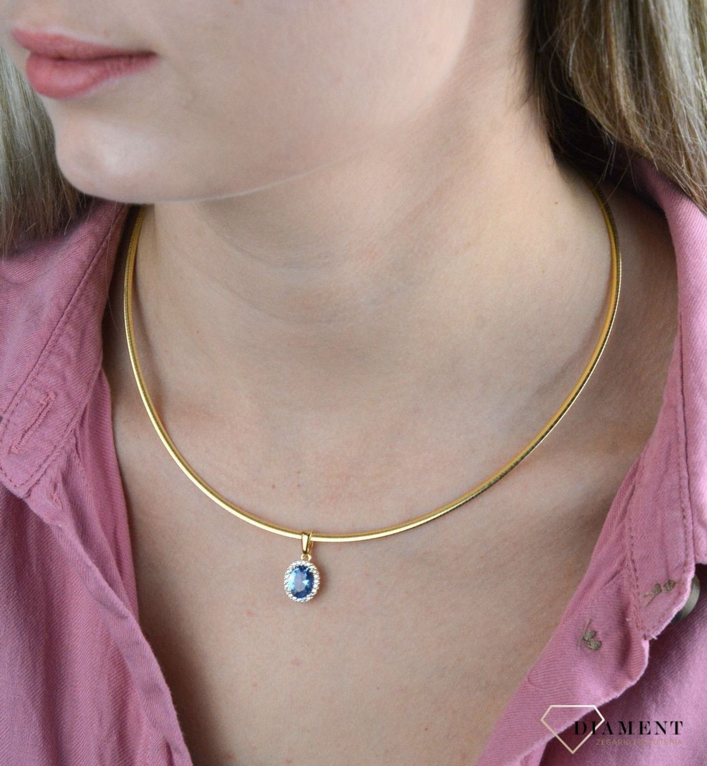 Złota zawieszka z niebieskim oczkiem i białymi cyrkoniami DIA-ZAW-7785-375.  Złoty wisiorek w ponadczasowym kształcie. Wisiorek to idealny pomysł na prezent, którym wyjawimy swoje uczucia.jpg