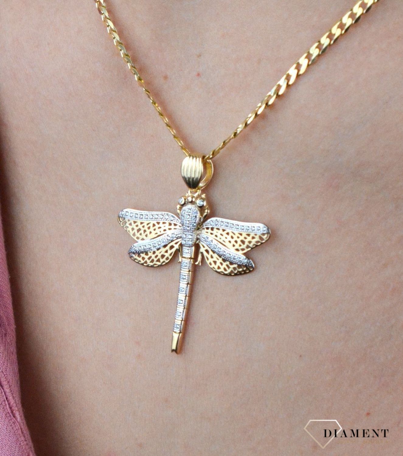 Złota zawieszka 585 ważka z białymi cyrkoniami DIA-ZAW-7812-585.  Ta zawieszka będzie idealną ozdobą zarówno codziennych stylizacji jak i bardziej eleganckich czy wieczorowych. To uniwersalna biżuteria, która sprawdzi się takż.jpg