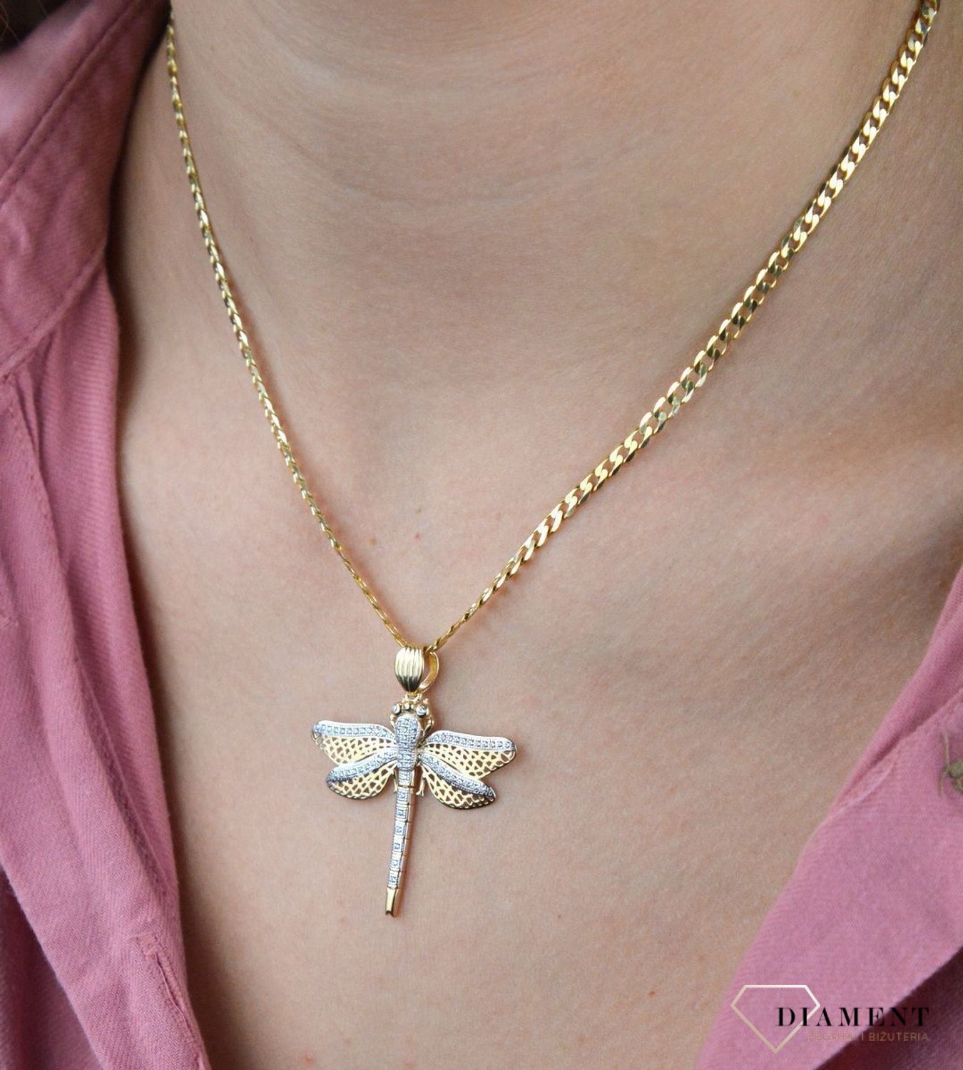 Złota zawieszka 585 ważka z białymi cyrkoniami DIA-ZAW-7812-585.  Ta zawieszka będzie idealną ozdobą zarówno codziennych stylizacji jak i bardziej eleganckich czy wieczorowych. To uniwersalna biżuteria, która sprawdzi się takż.jpg