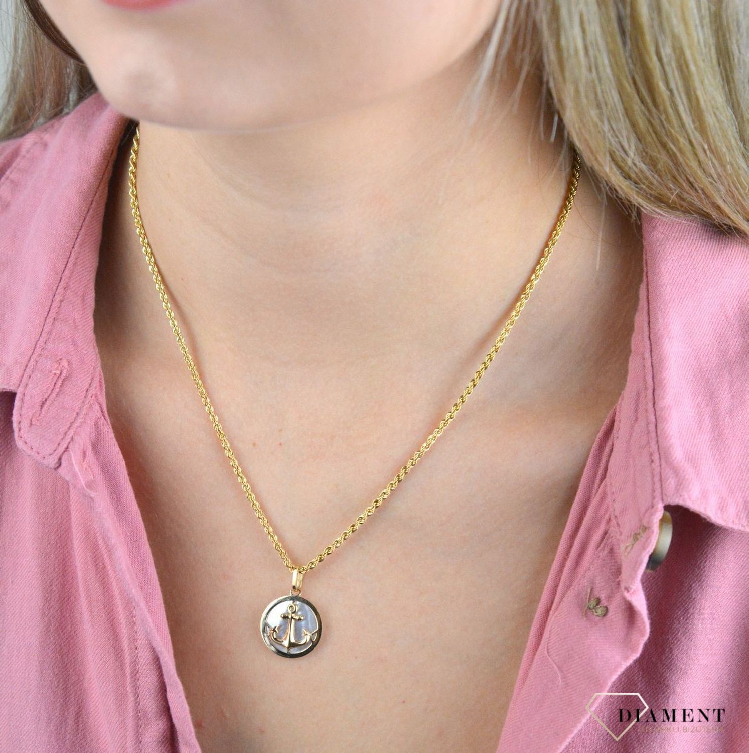 Złota zawieszka 585 kotwica w kółeczku z masą perłowa DIA-ZAW-7813-585. Złoty wisiorek w ponadczasowym kształcie koła. Wisiorek ten to idealny pomysł na prezent, którym wyjawimy swoje uczucia. Złoto jest metalem szlachetnym zn.jpg