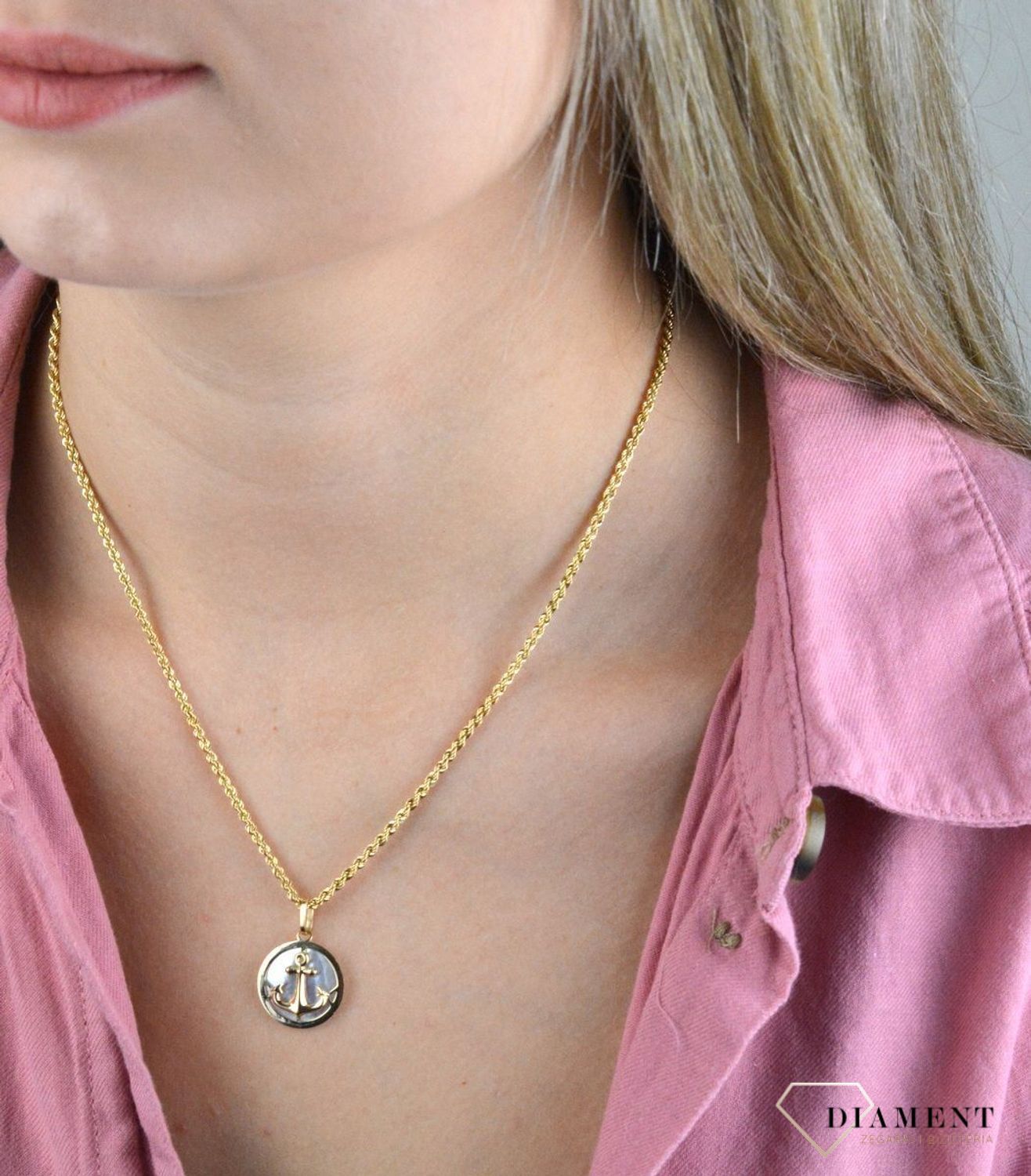 Złota zawieszka 585 kotwica w kółeczku z masą perłowa DIA-ZAW-7813-585. Złoty wisiorek w ponadczasowym kształcie koła. Wisiorek ten to idealny pomysł na prezent, którym wyjawimy swoje uczucia. Złoto jest metalem szlachetnym zn.jpg