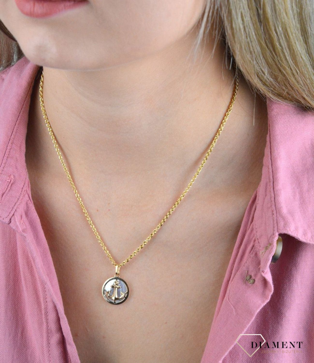 Złota zawieszka 585 kotwica w kółeczku z masą perłowa DIA-ZAW-7813-585. Złoty wisiorek w ponadczasowym kształcie koła. Wisiorek ten to idealny pomysł na prezent, którym wyjawimy swoje uczucia. Złoto jest metalem szlachetnym zn.jpg