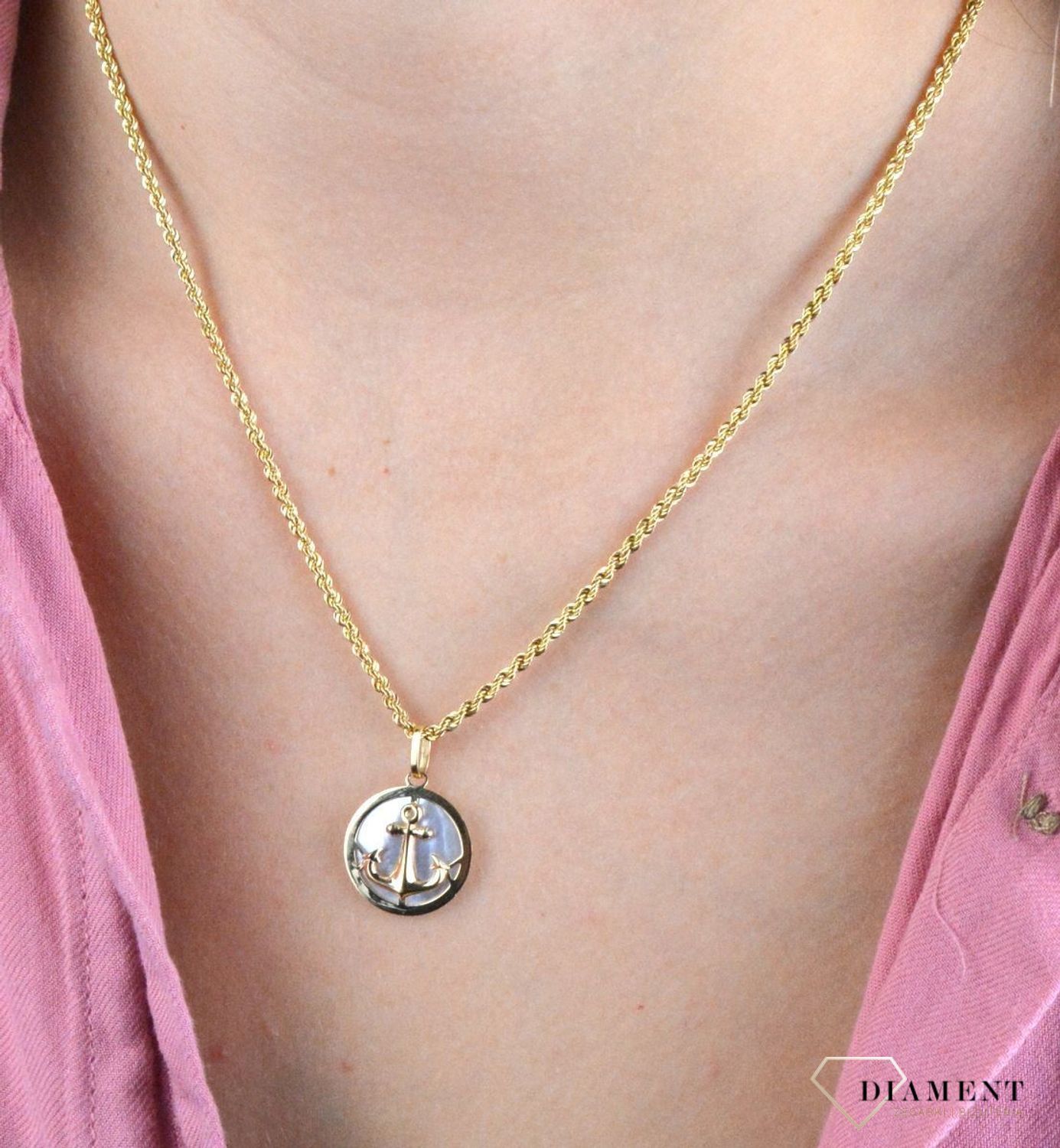 Złota zawieszka 585 kotwica w kółeczku z masą perłowa DIA-ZAW-7813-585. Złoty wisiorek w ponadczasowym kształcie koła. Wisiorek ten to idealny pomysł na prezent, którym wyjawimy swoje uczucia. Złoto jest metalem szlachetnym zn.jpg